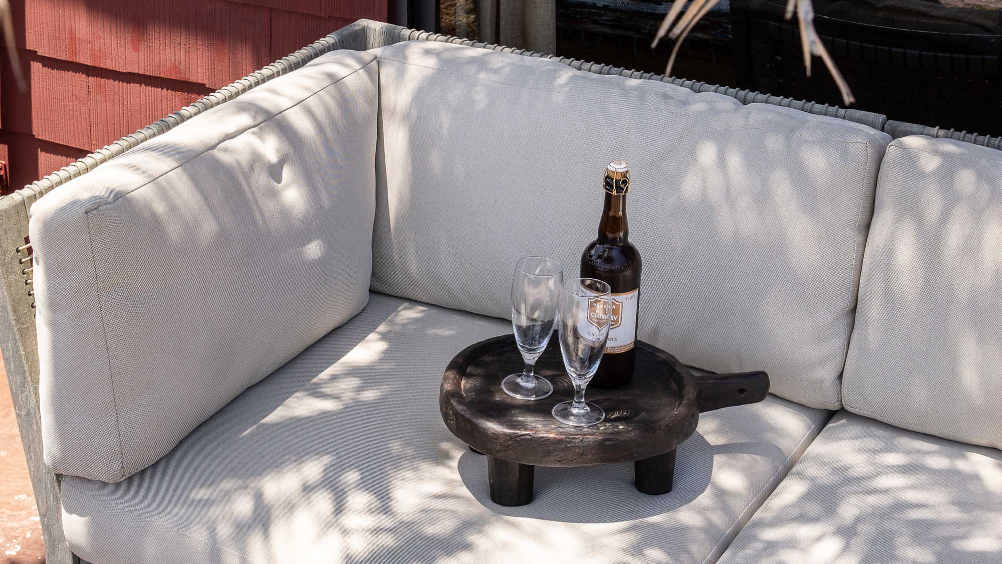 ・【テラス】非日常な滞在先でお酒を楽しむのも旅の醍醐味。自然の空気を感じてのんびりお寛ぎください