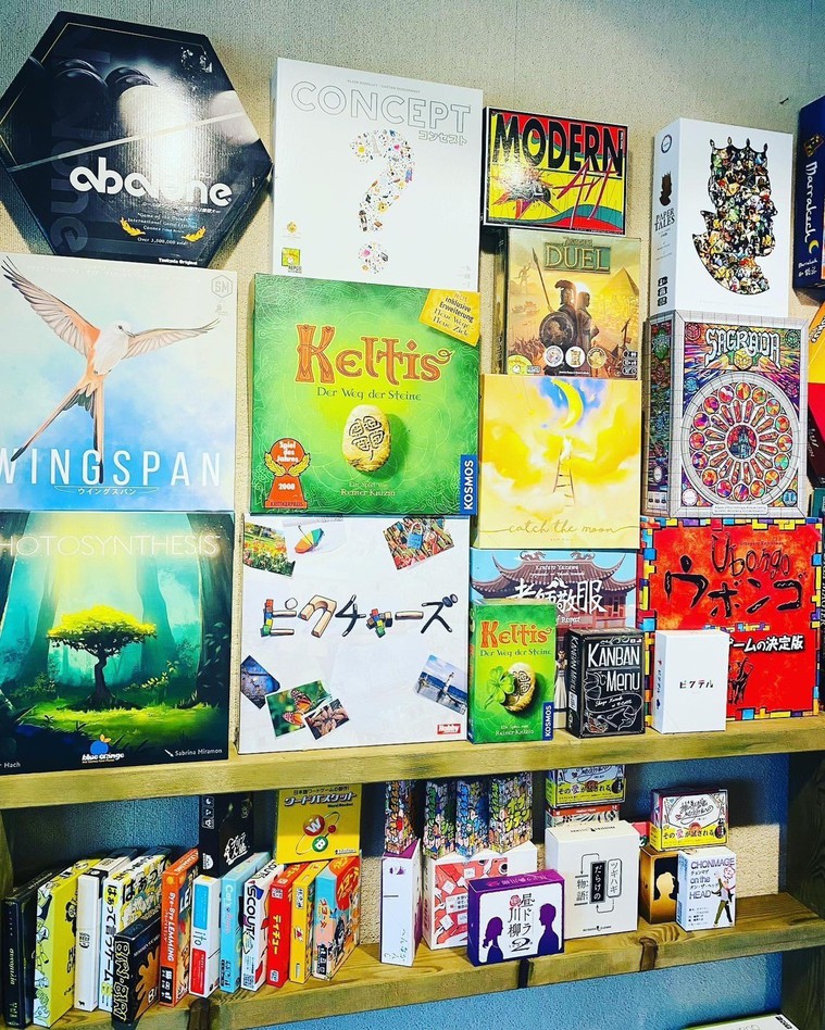 200種類以上のボードゲーム無料貸し出しあり。無料洗濯機、屋外喫煙スペースあり。
