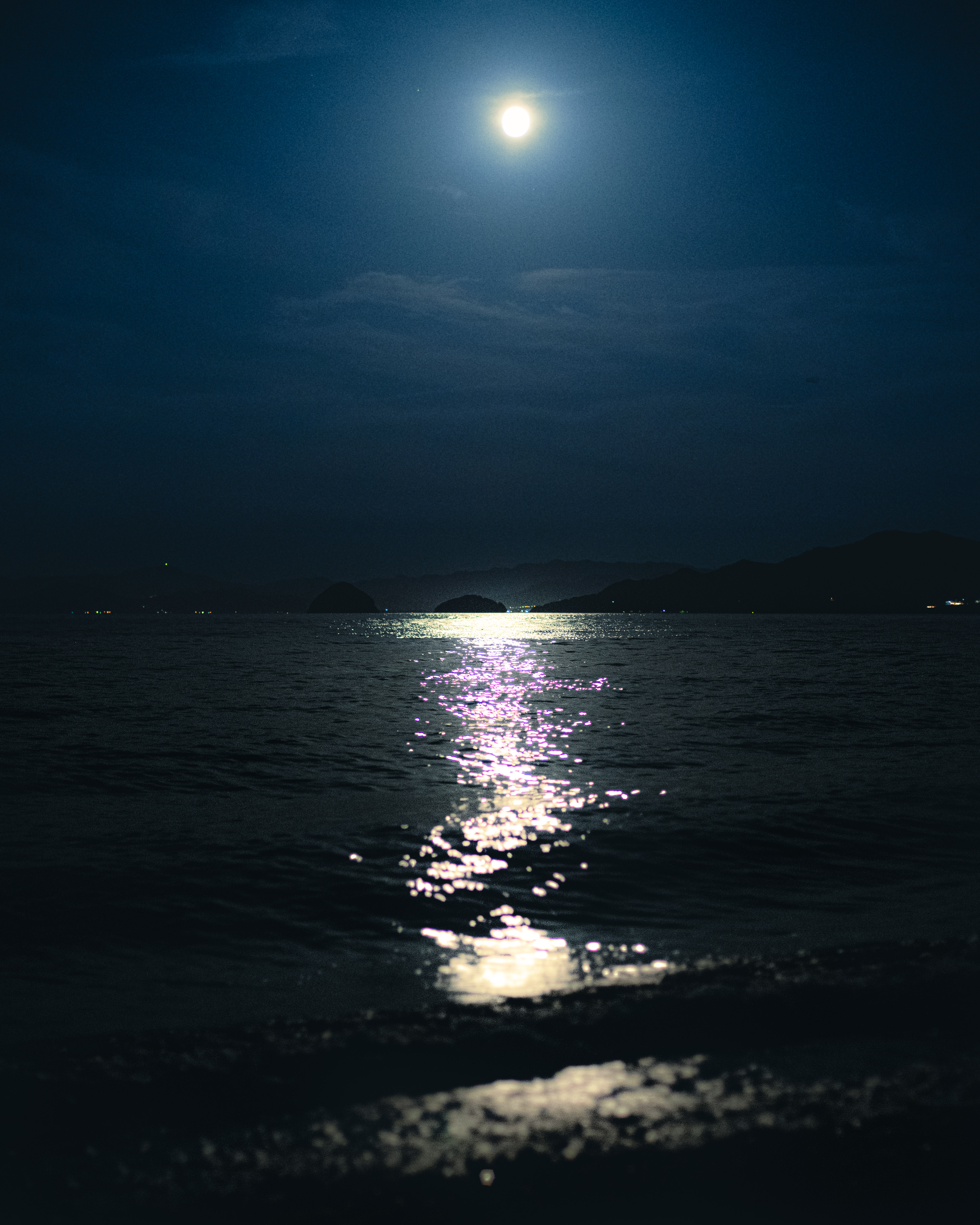 月が出る夜には海に光の道が浮かび上がります