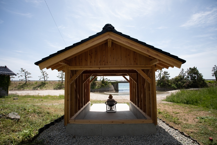 じろんどん海辺風景と舟小屋