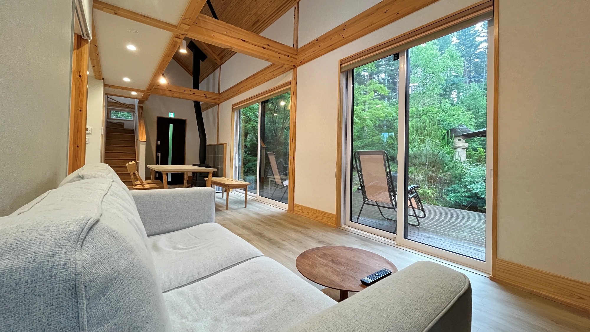 【A棟】庭を眺められるリビング