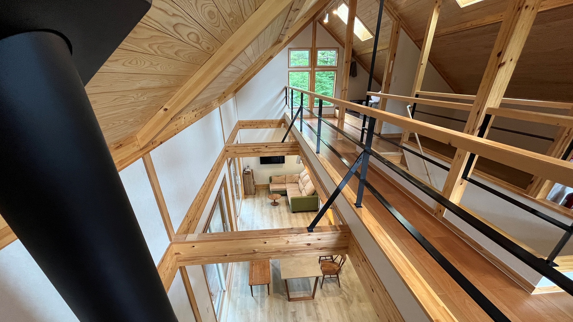 【B棟】吹き抜けで開放感があります