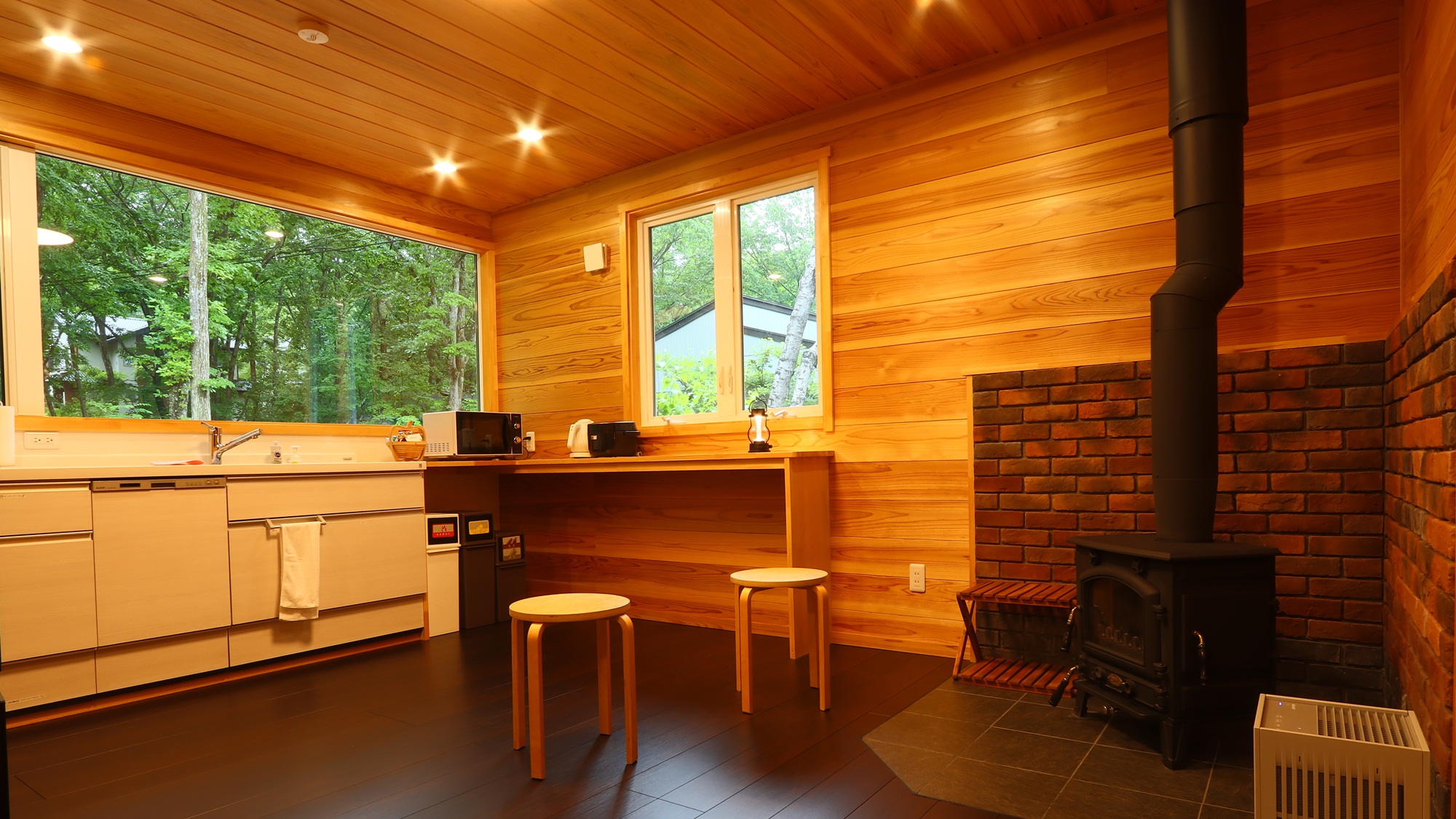 【C棟】キッチン横には薪ストーブもあります　※冬季のみご利用いただけます