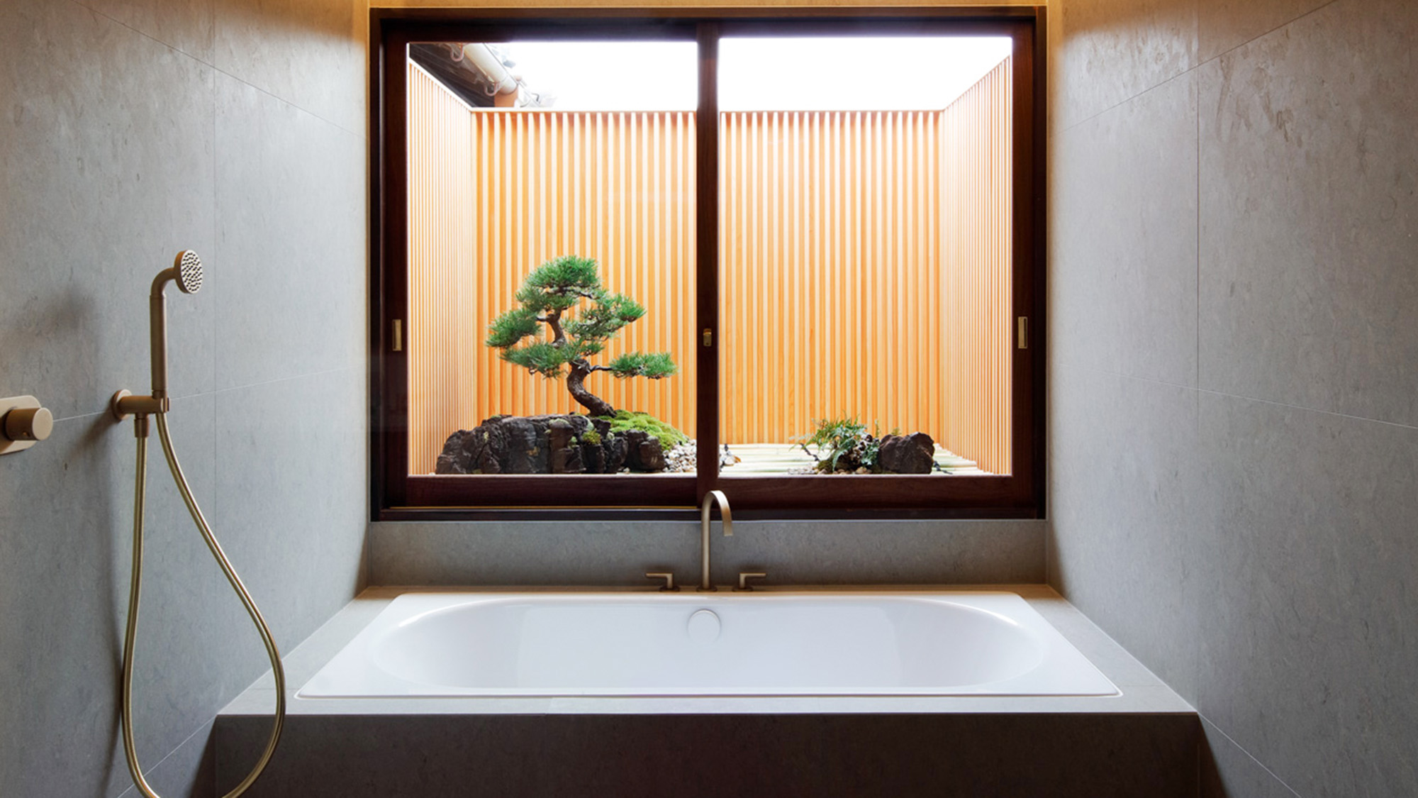 ・【浴室】大きな窓からは坪庭が見え、優しい光も差し込みます