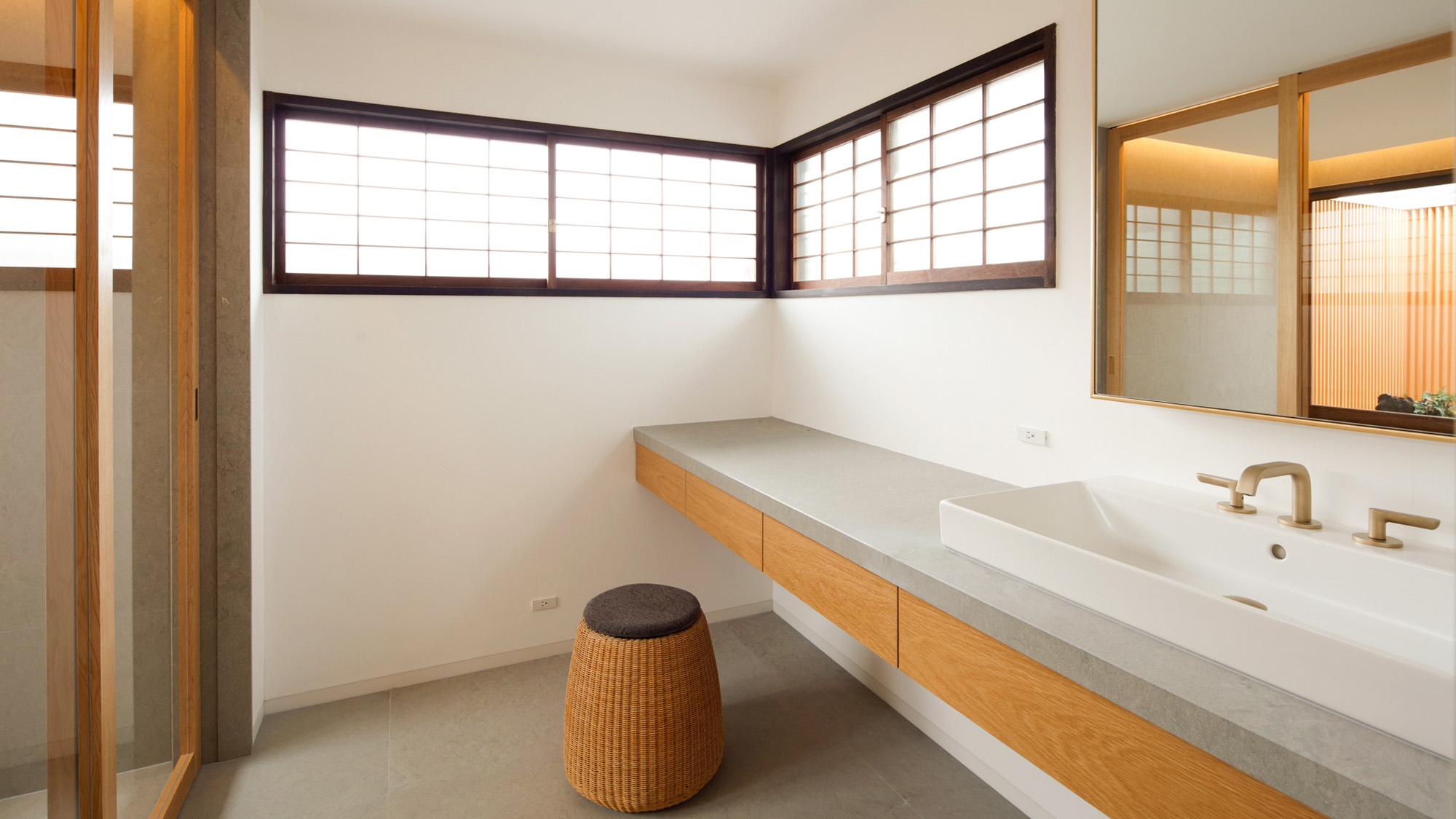 ・【洗面所】広々とした洗面スペースで身支度も快適に