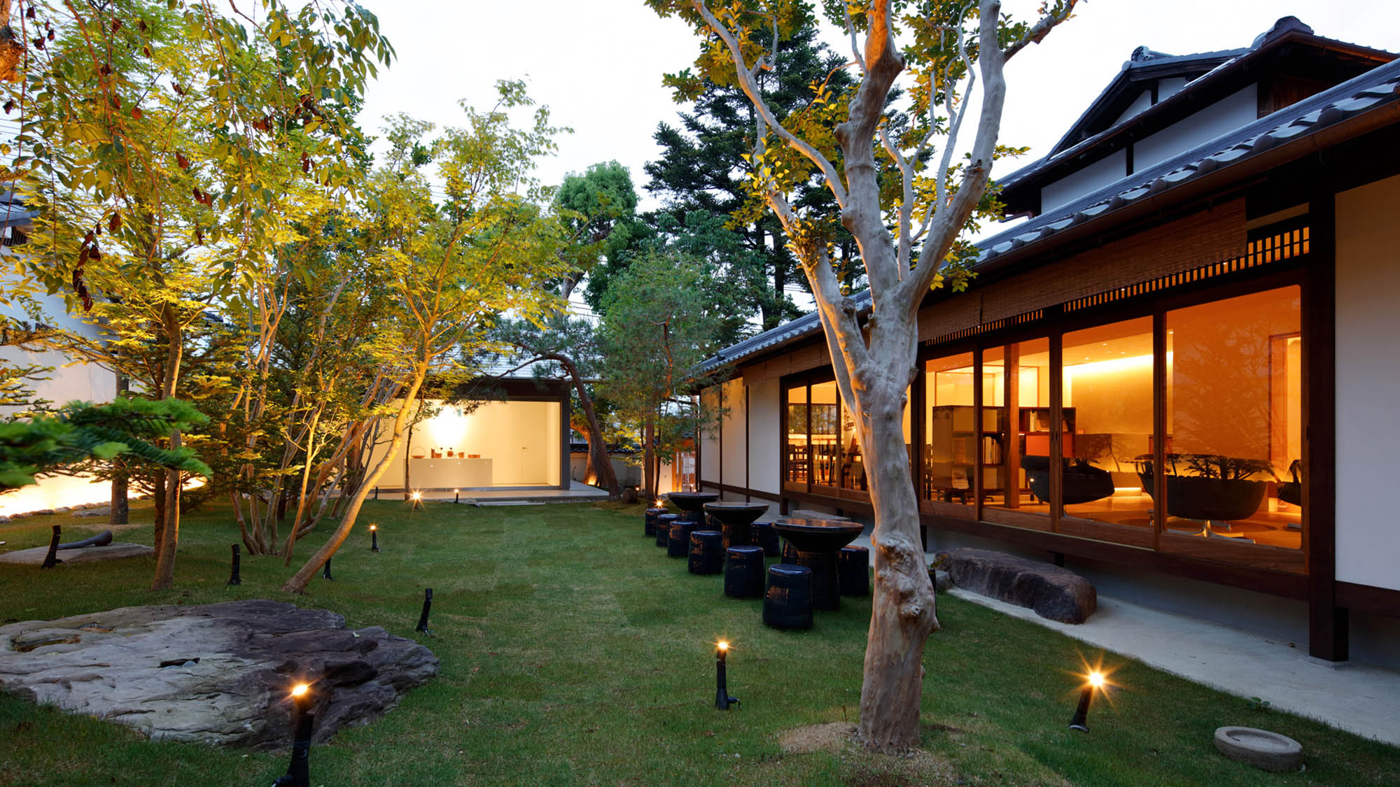 ・【外観】歴史情緒溢れる春日山麓の高畑エリアで過ごす優美な時間