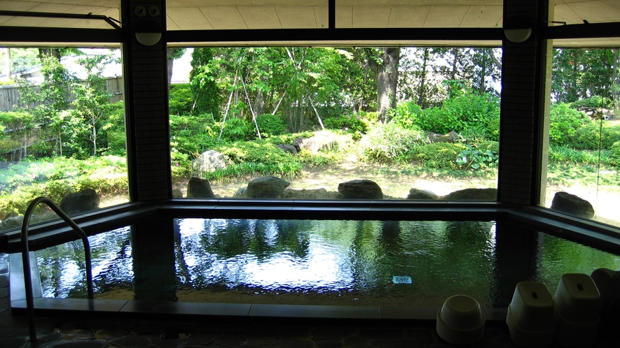 *温泉 開放感あふれる大浴場で、飯坂特有の熱めの温泉をお楽しみください。