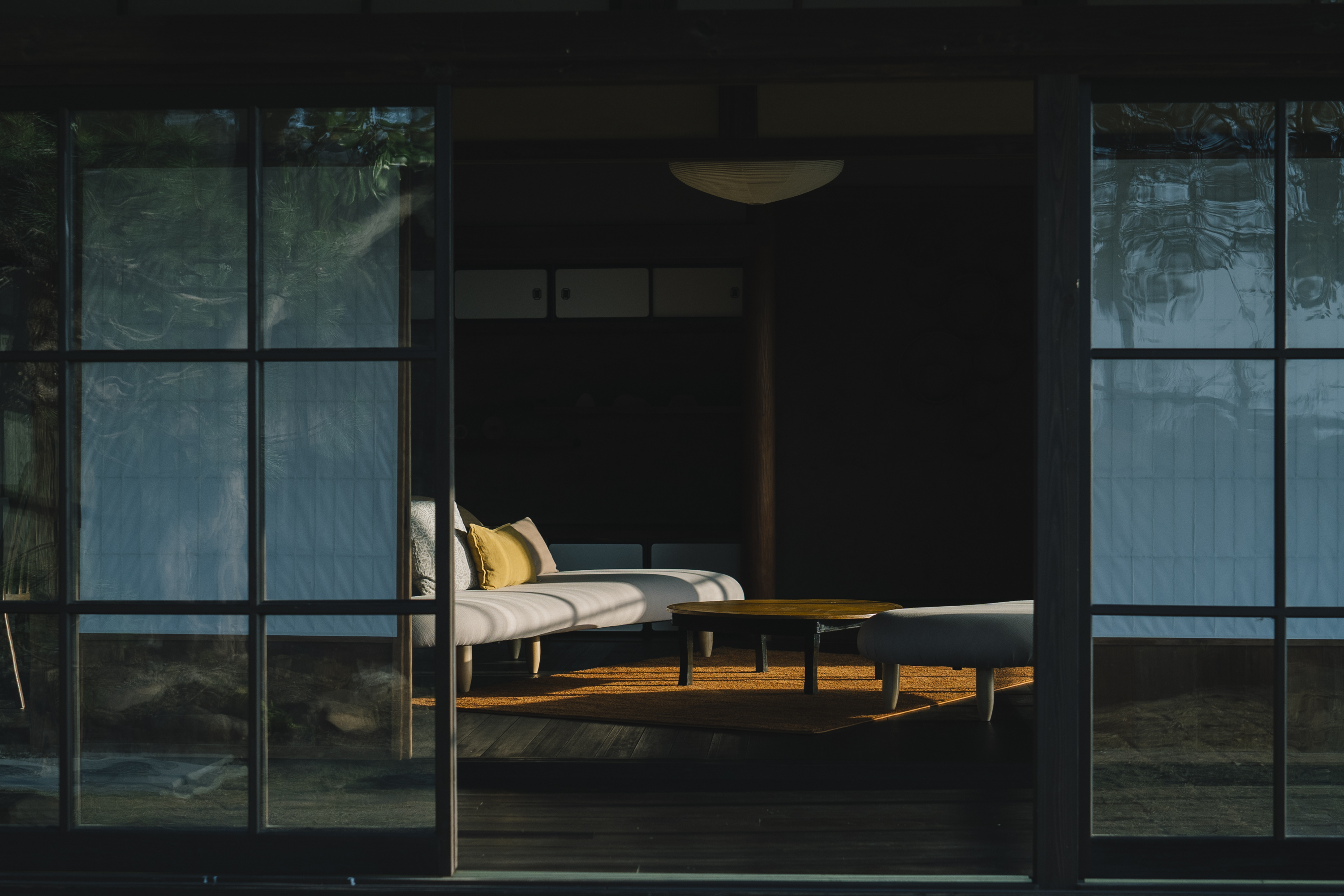 ENOURA202　港町スイート 広縁 / HIROEN　お庭からリビング