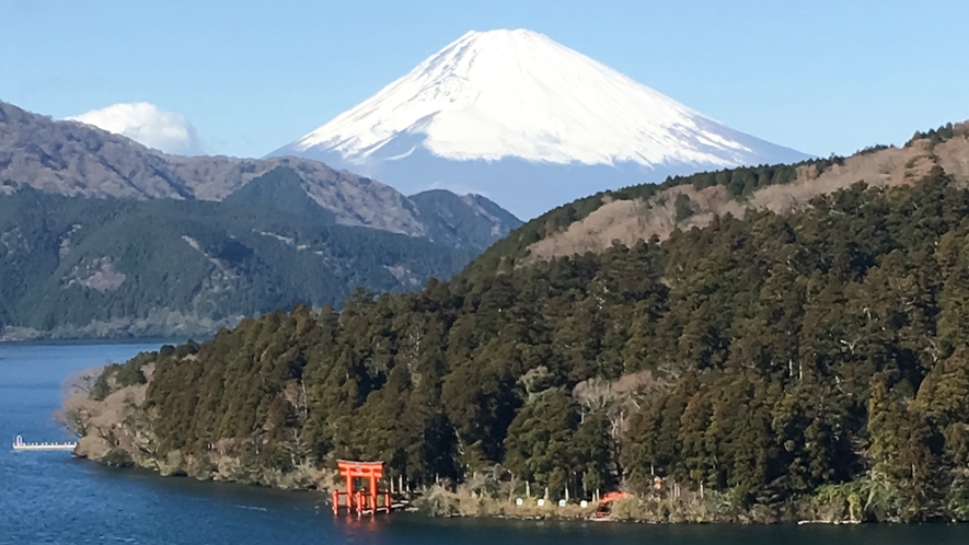 ・【芦ノ湖】芦ノ湖越しのダイナミックな富士山をご覧いただけます