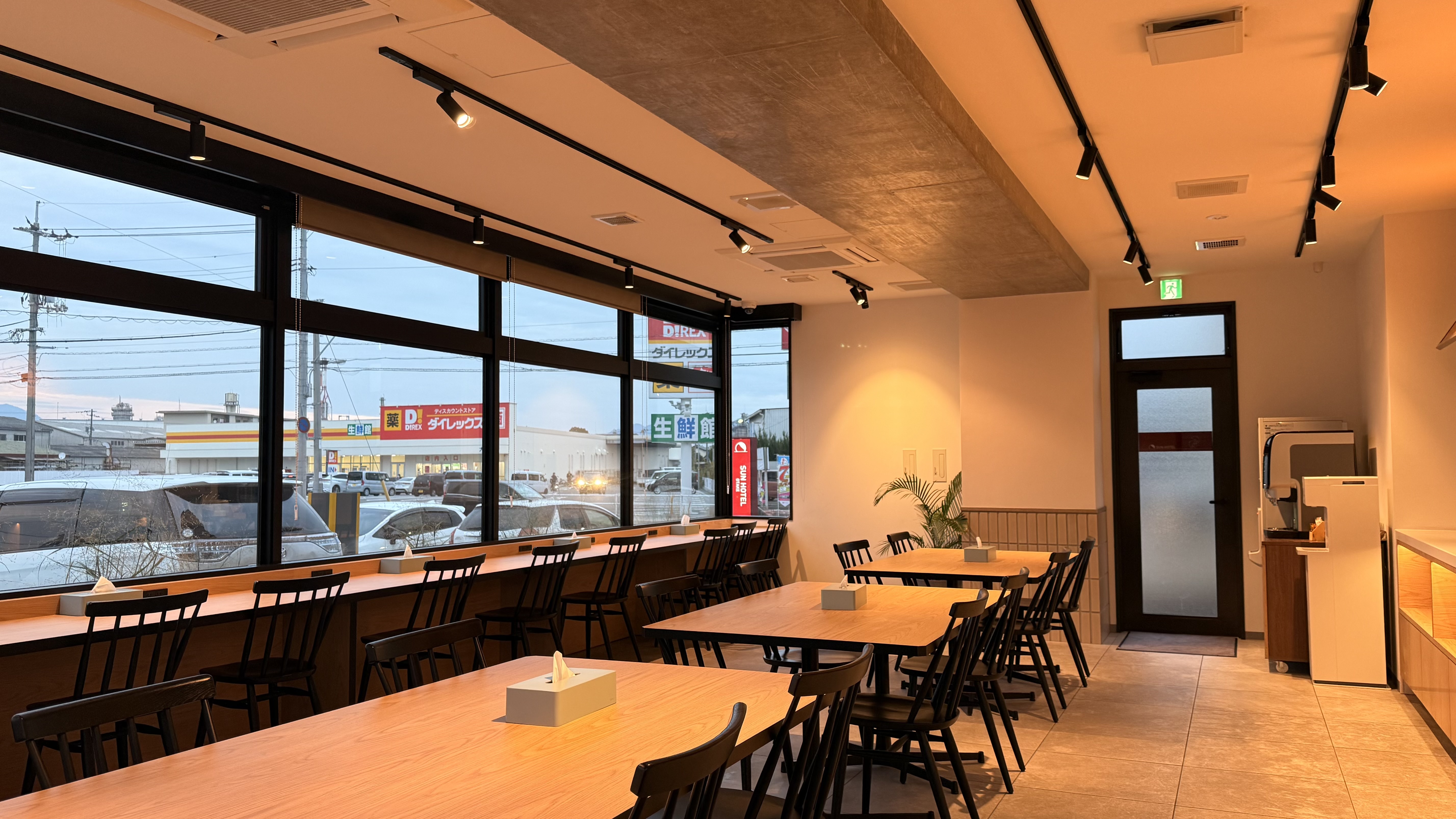 ドラッグストアがすぐ目の前！