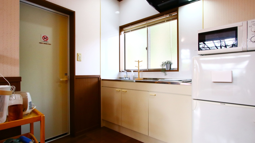客室ミニキッチン◆IH・冷蔵庫・電子レンジが各部屋にございます