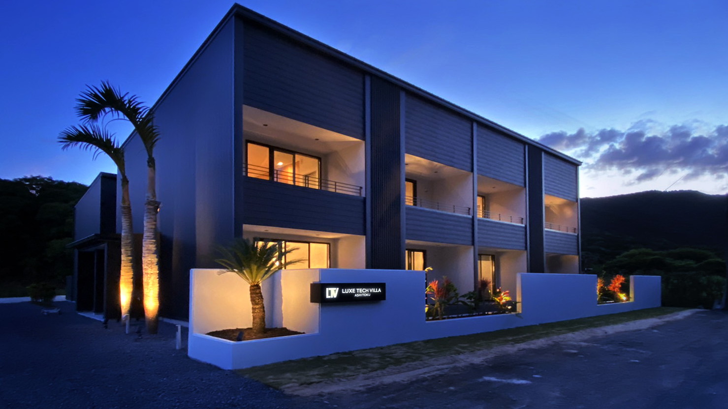 建物外観（夜）