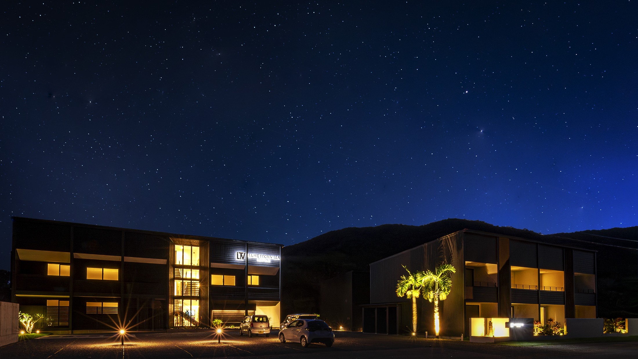 建物外観（夜）