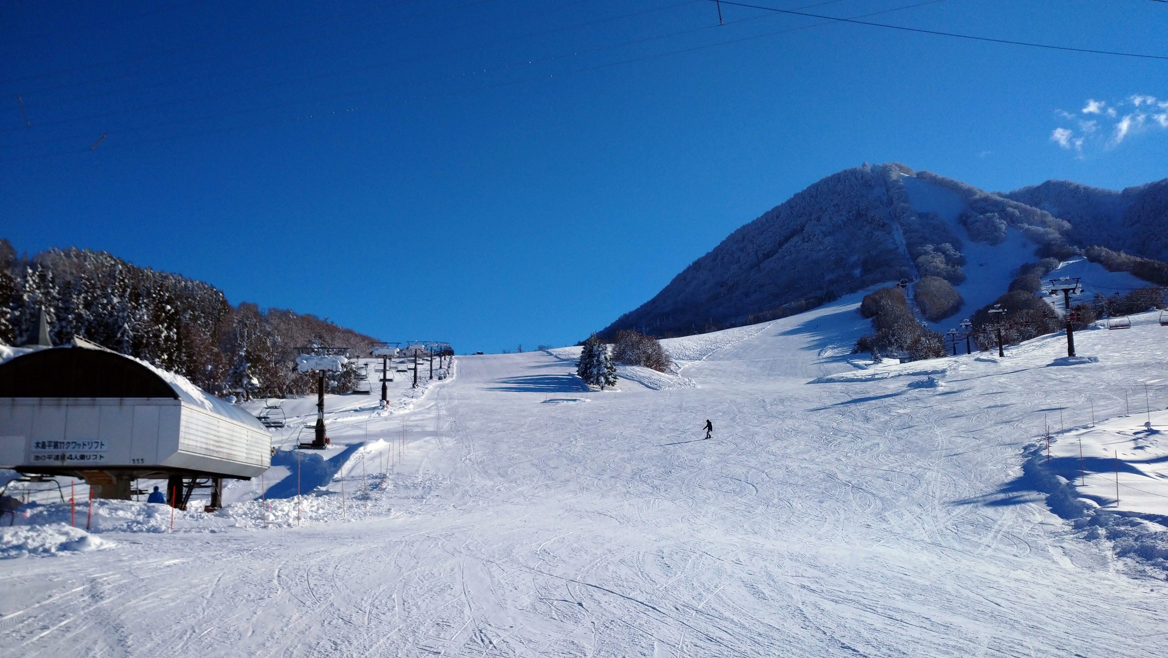 赤い扉ロッジ前ゲレンデ01