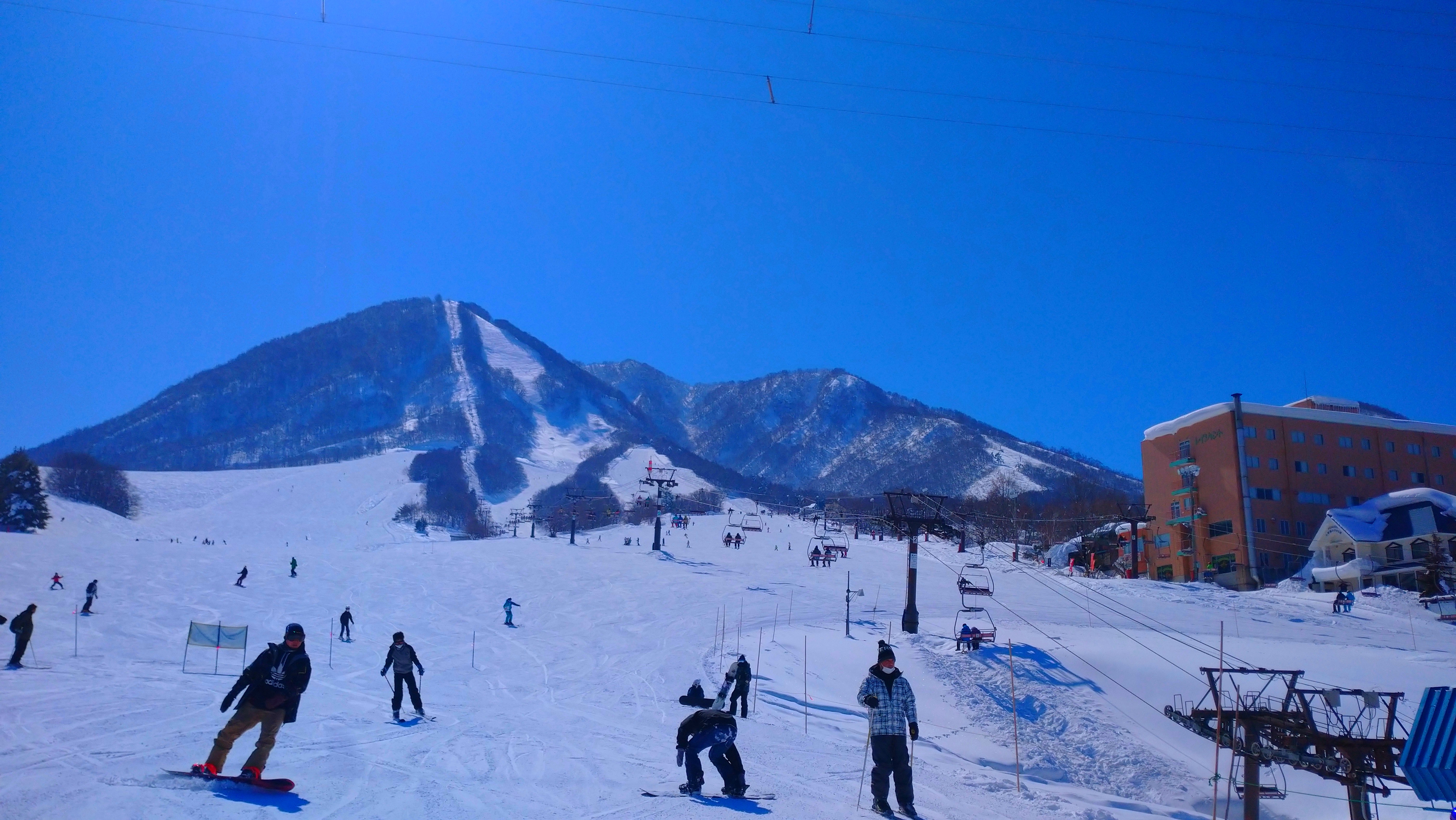 赤い扉ロッジ前ゲレンデ01