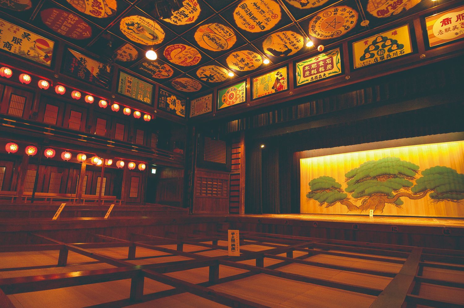 【八千代座】山鹿市にある国の重要指定文化財に挙げられる芝居小屋。写真提供：熊本県観光連盟