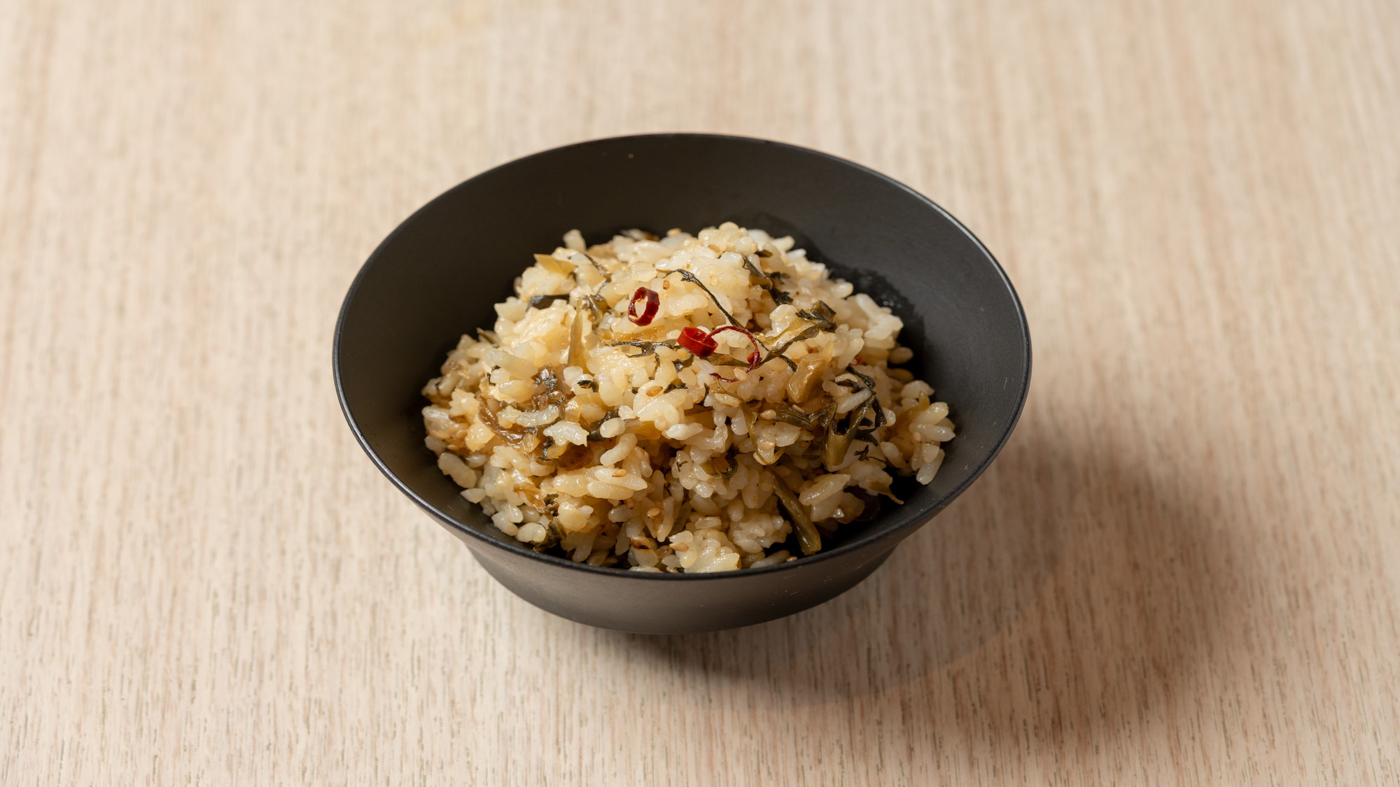 【高菜飯】阿蘇地区で有名な「阿蘇高菜漬け」を使った郷土料理。香ばしいゴマ油と刻んだ高菜漬けの相性が◎