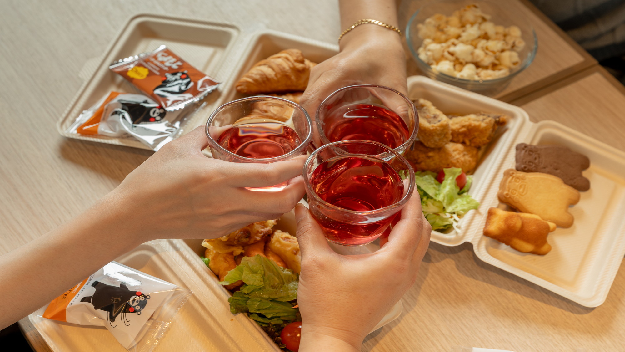 【ビジネスラウンジ】13時～22時まで利用可能。お菓子、ドリンク類もご用意しております。