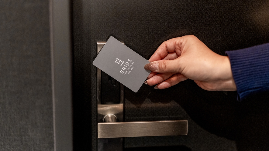 【カードキー】セキュリティの為、お部屋入出時、各フロアーの移動時にはカードキーが必要となります。