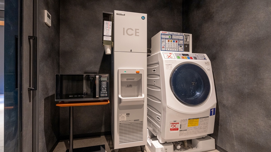 【1階】コインランドリー3台、電子レンジ・製氷機をご用意しております。