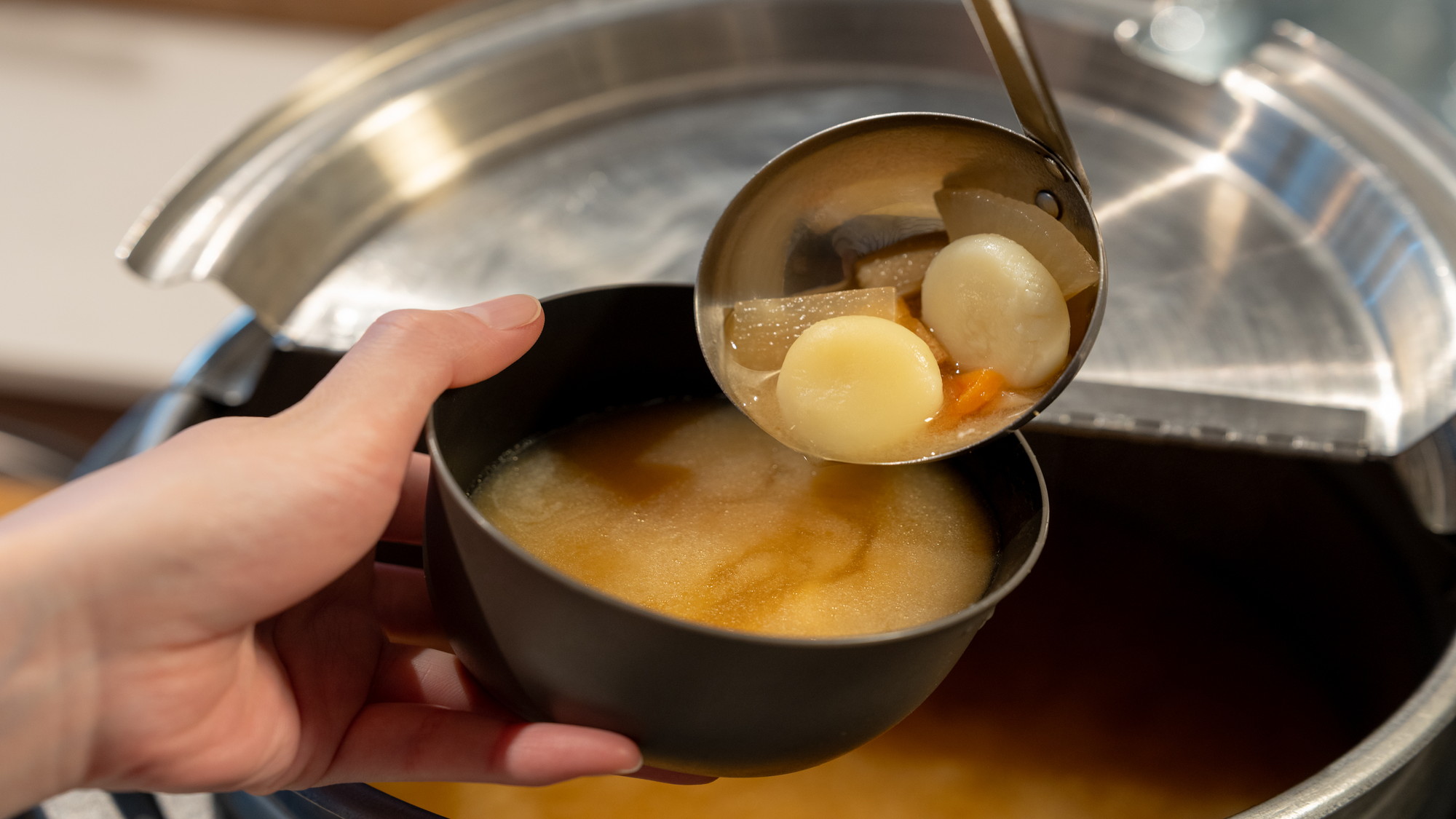 【だご汁】小麦粉を練って伸ばした団子（熊本弁でだご）を野菜と一緒に煮込んだ熊本名物。