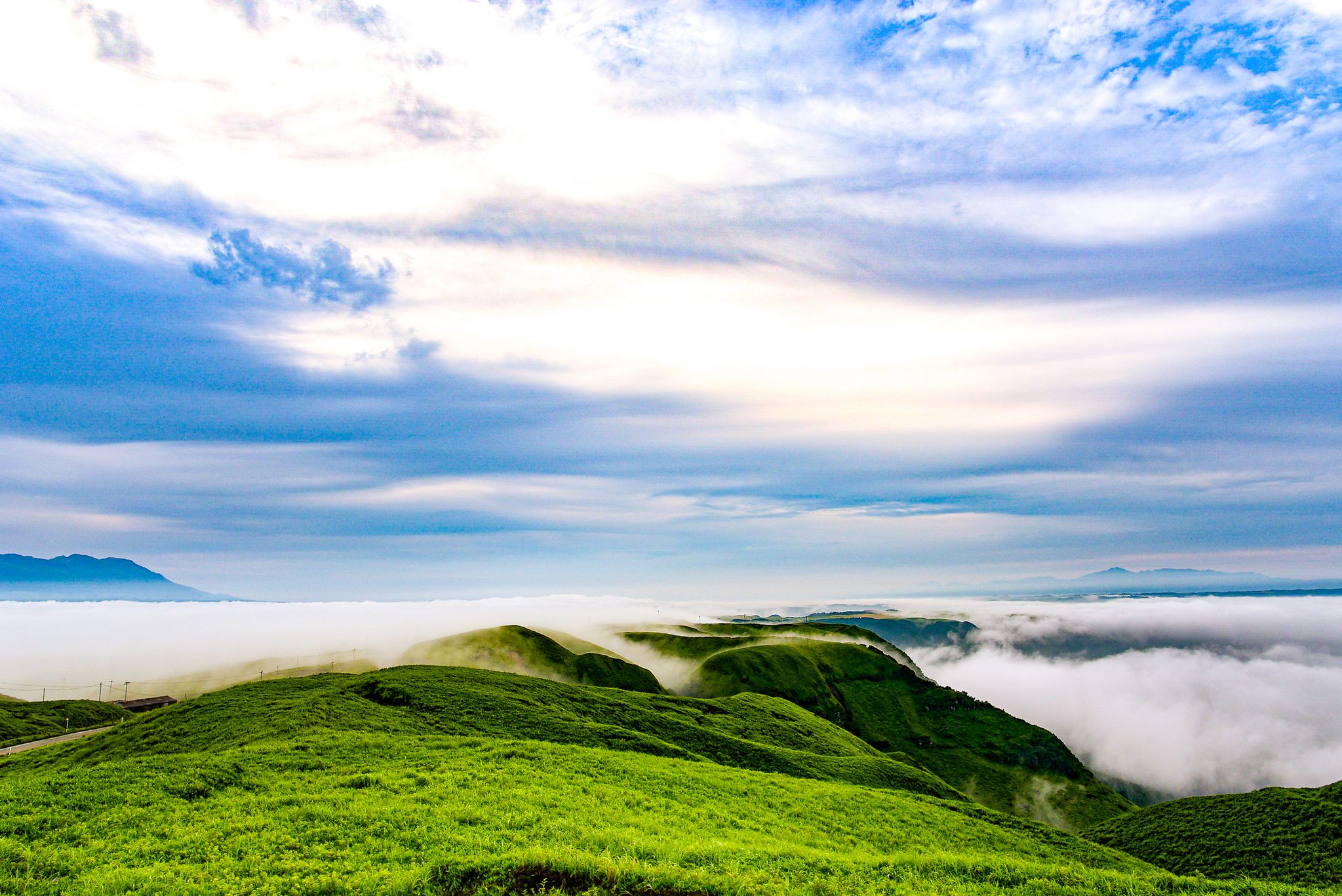 【阿蘇の雲海】秋に見れる阿蘇の絶景の一つ。写真提供：熊本県観光連盟