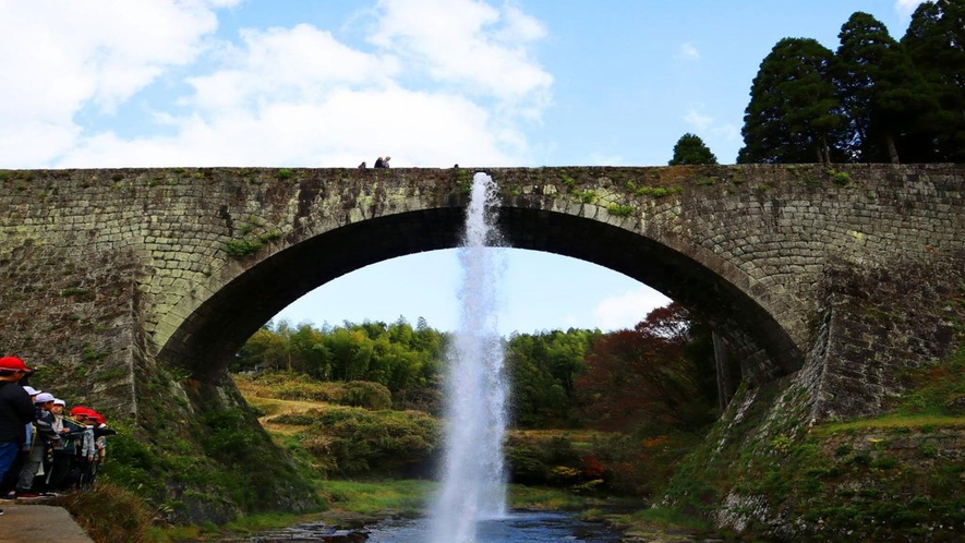 【通潤橋】国指定重要文化財・国宝。日本最大級の石造りアーチ水路橋 (写真提供：熊本県観光連盟)