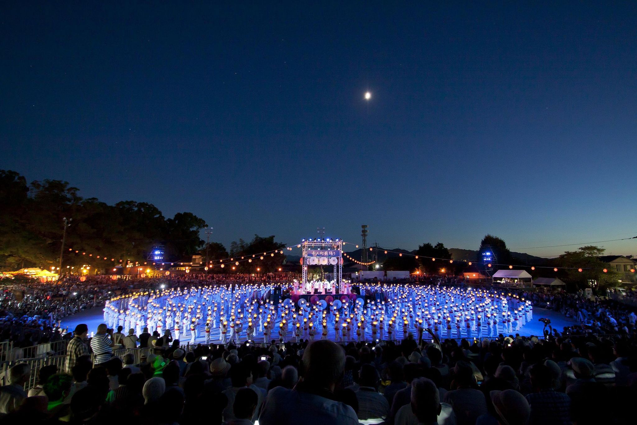 【山鹿灯籠踊り】山鹿の町全体を幻想的な灯りで彩る、九州屈指の夏の風物詩。写真提供：熊本県観光連盟