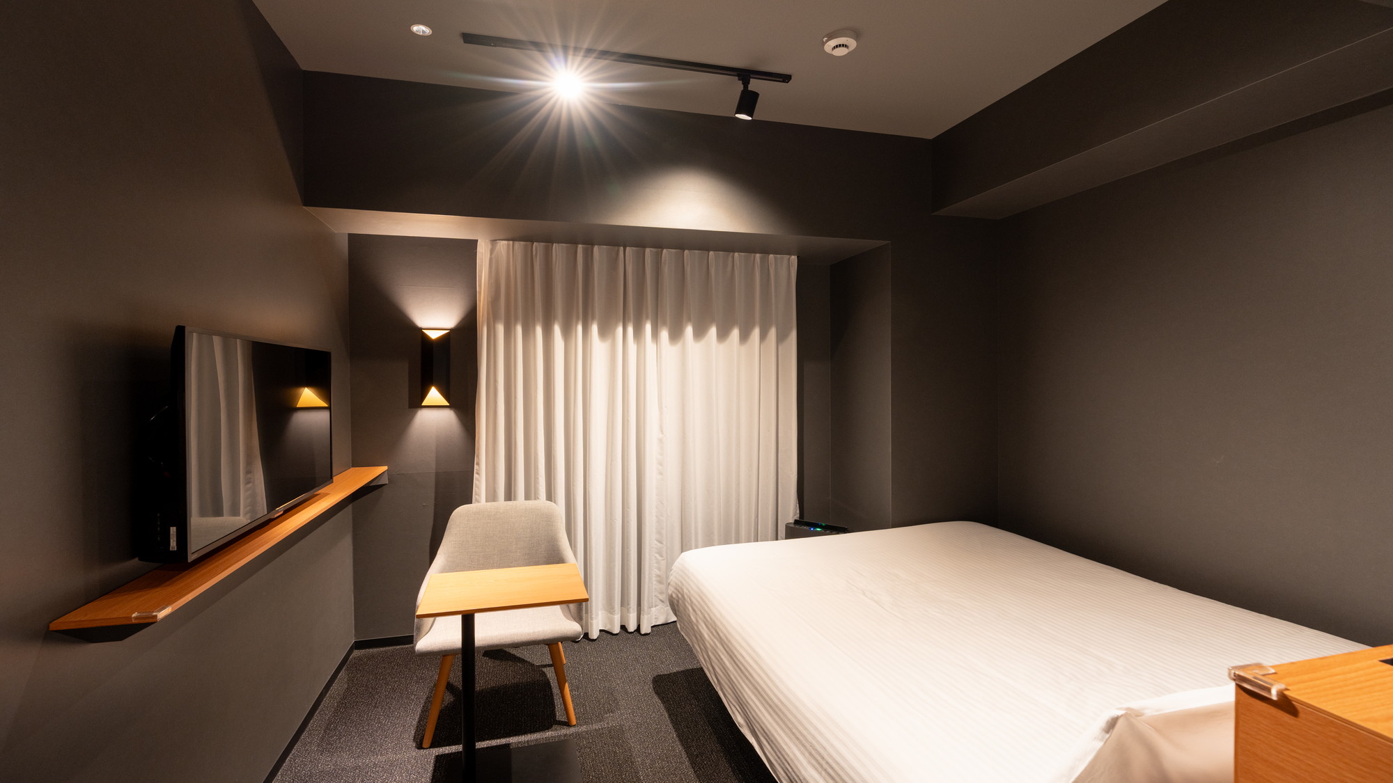 【ダブル】16.5平米のお部屋に140cm幅のセミダブルベッドをご用意。