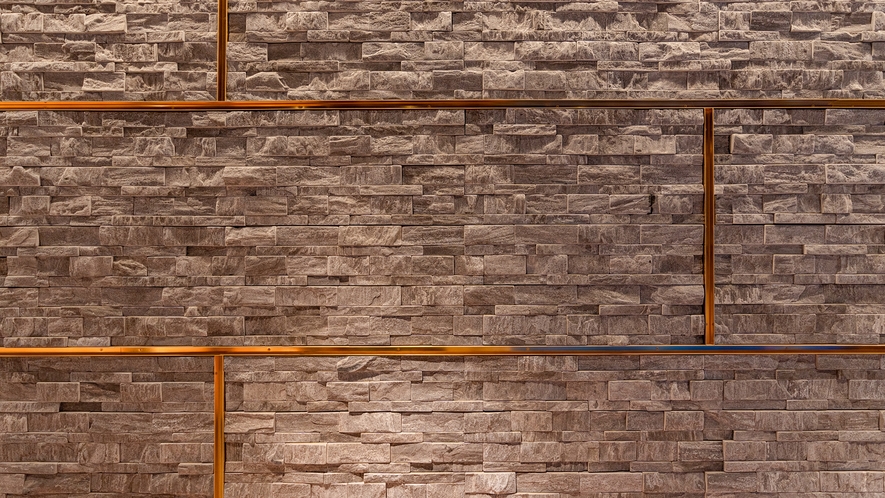 【館内デザイン】エントランス・ロビーの一部壁面は、熊本城の石垣をイメージしています