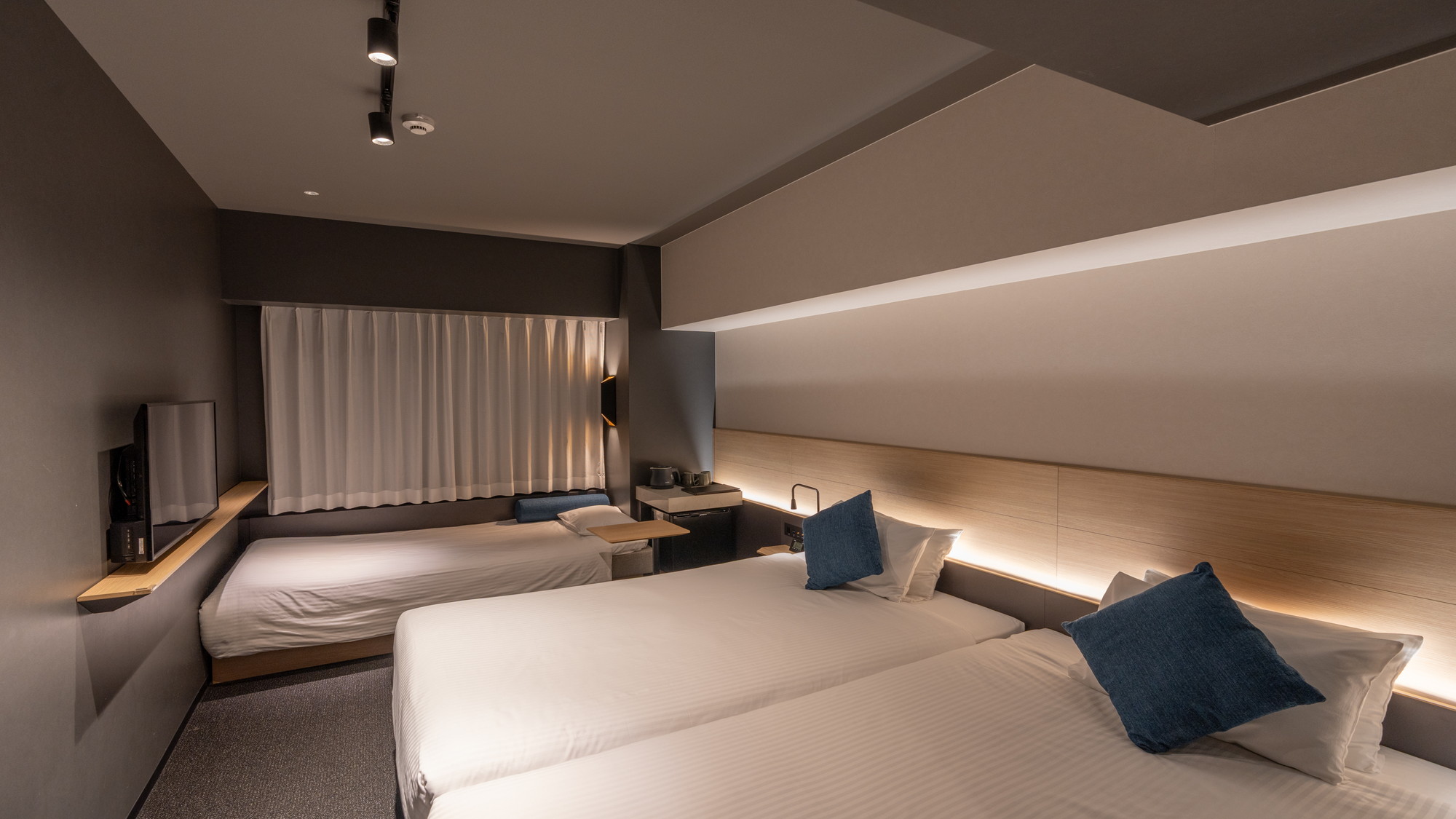 【トリプル】110cm幅のセミダブルベッド&times;2台+ソファベッド&times;1台をご用意しております。