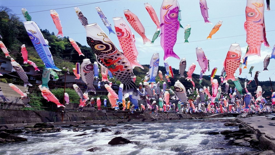 【杖立温泉 鯉のぼり祭り】毎年3000匹以上の鯉のぼりが泳ぎます！(写真提供：熊本県観光連盟)