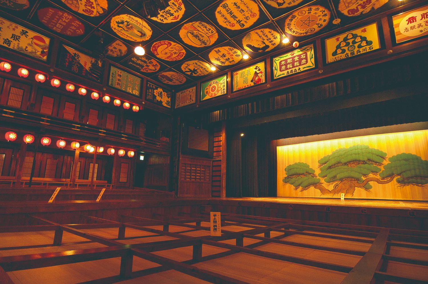 【八千代座】山鹿市にある国の重要指定文化財に挙げられる芝居小屋。写真提供：熊本県観光連盟