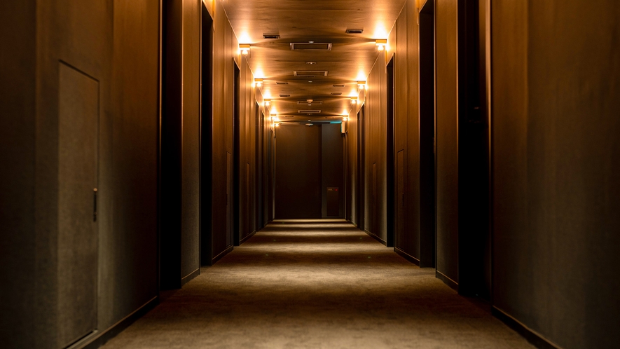 【館内デザイン（廊下）】熊本城内の廊下をイメージさせます。行灯風の照明がさらに雰囲気を増して〇。
