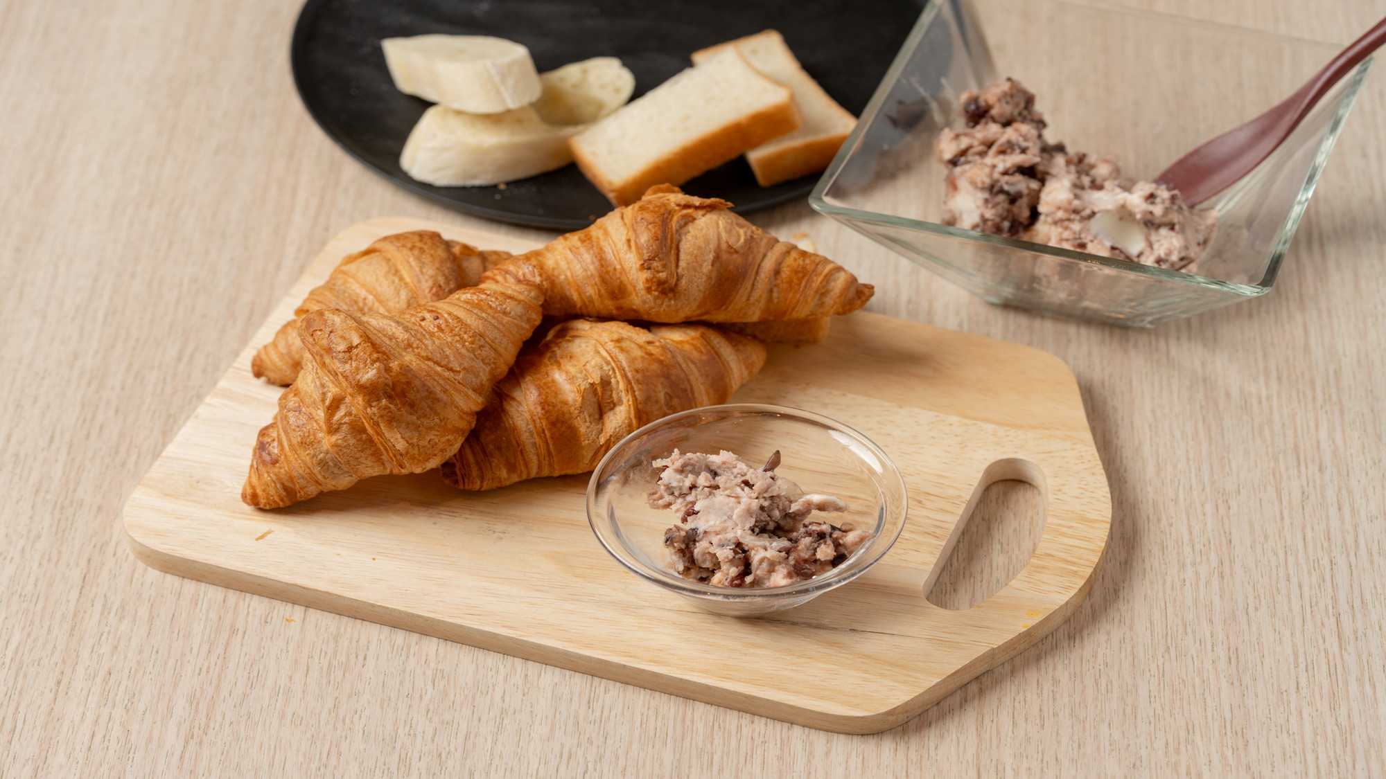 【アンバター】アンバターをはじめ、数種のパンの付け合わせをご用意。お好きなものでどうぞ。