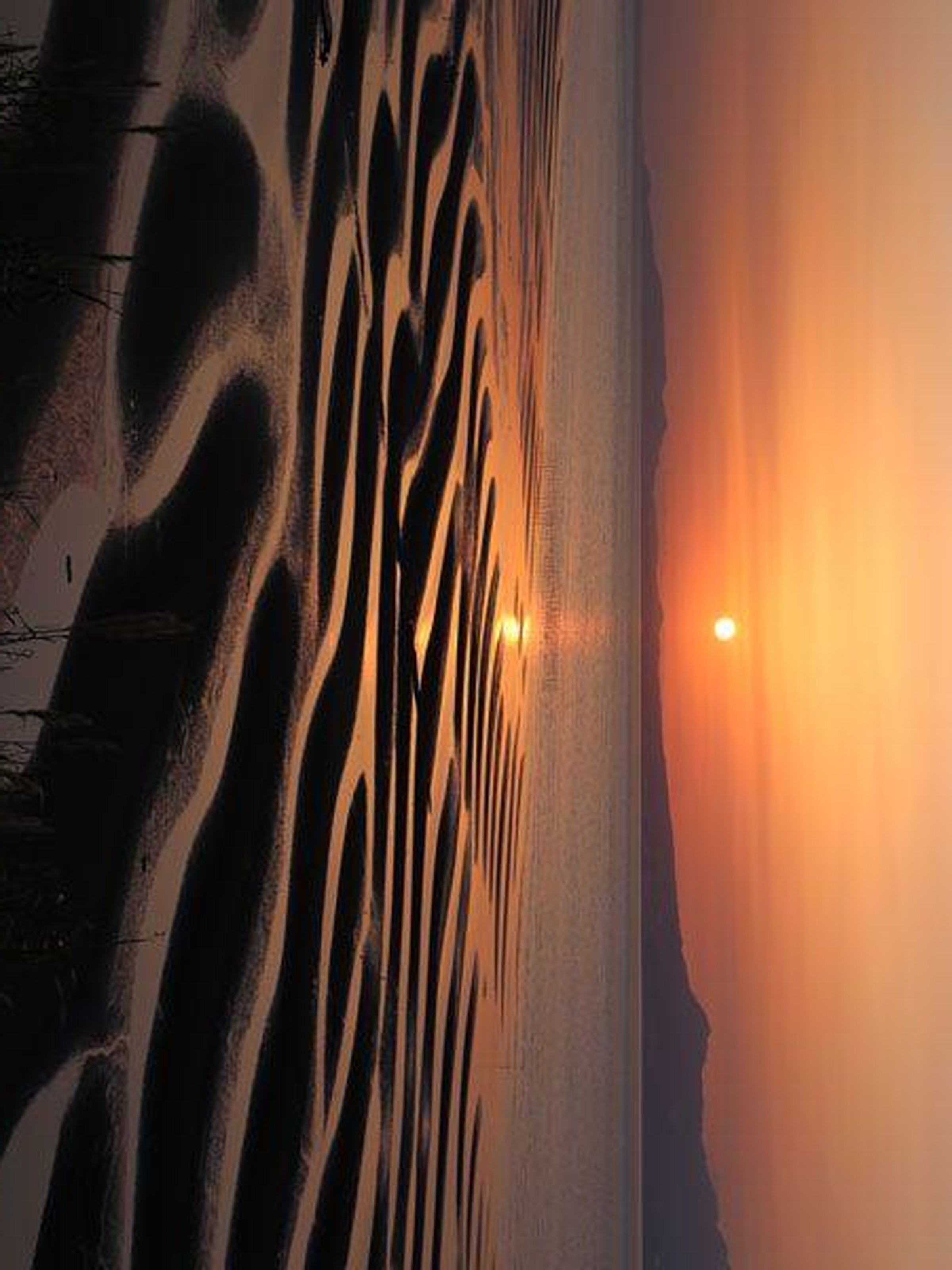 有明海の干満の大きさ、遠浅な浜の環境が生み出す奇跡の光景。写真家たちの人気撮影スポットとしてもお馴染みです。映えスポットとしてデート、ご旅行時にぜひ。写真提供：熊本県観光連盟 