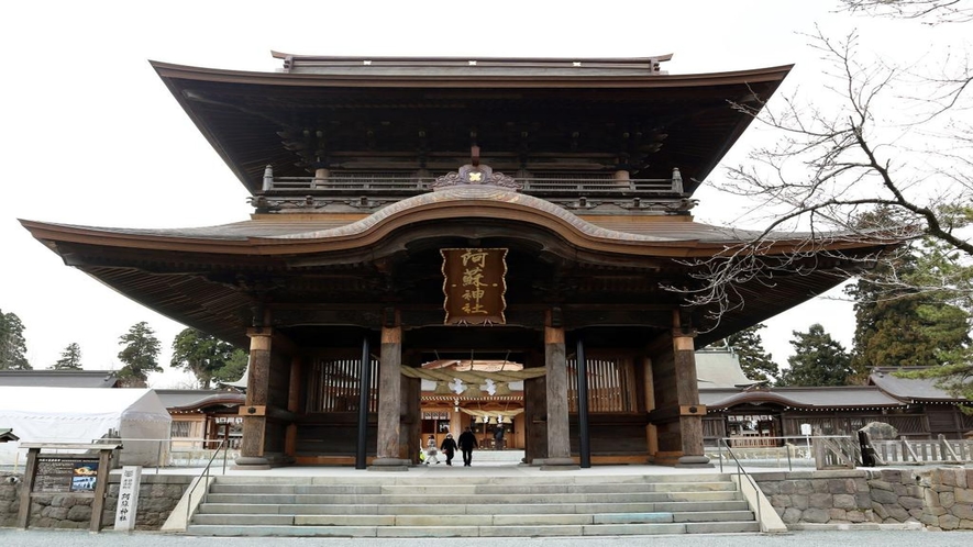 【阿蘇神社】重要文化財「桜門」。全国500カ所の「阿蘇神社」の総本山です（写真提供：熊本県観光連盟)