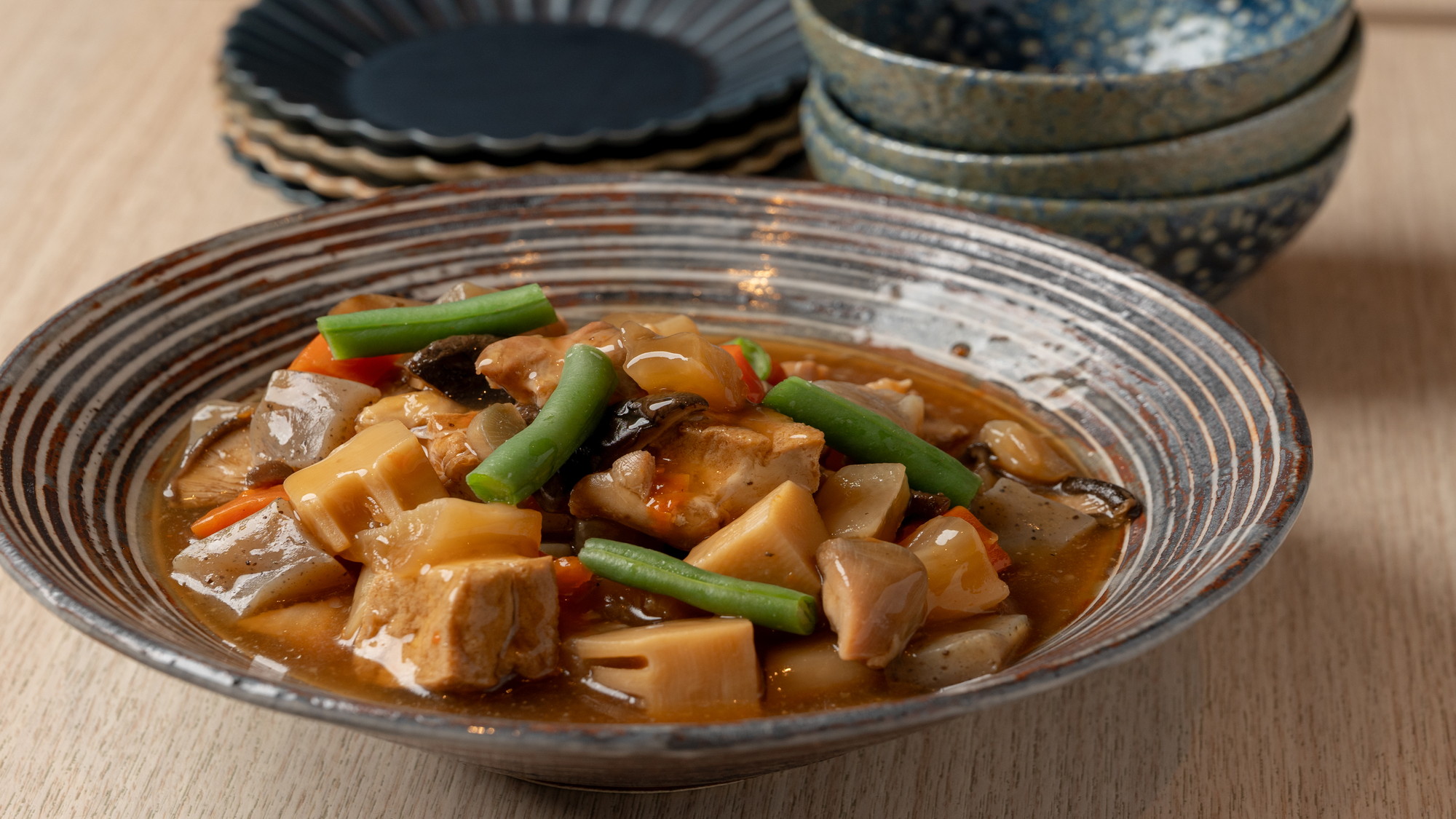 【筑前煮】地産の食材をふんだんに使った、九州を代表する郷土料理。