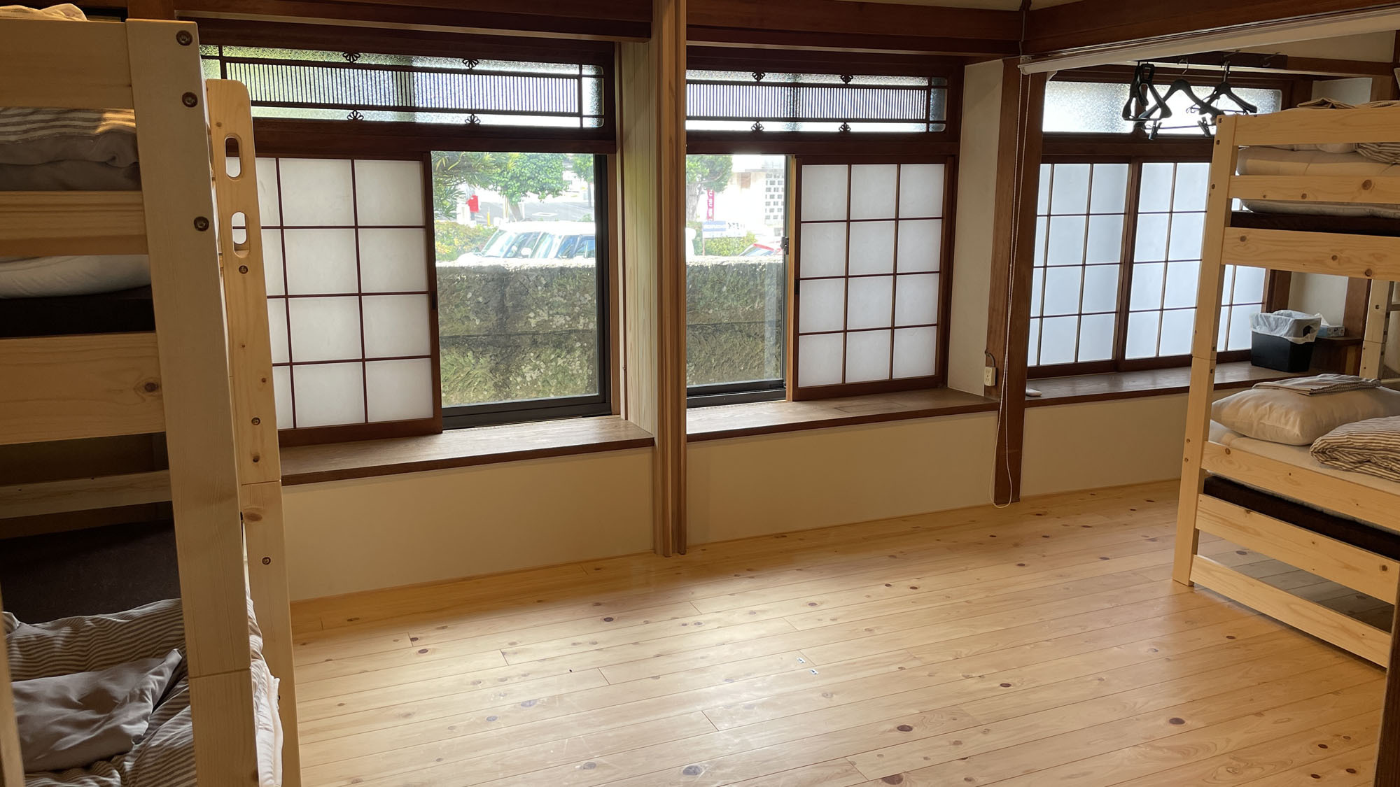 １０２と１０３の客室は、壁を外して広々と使うこともできます