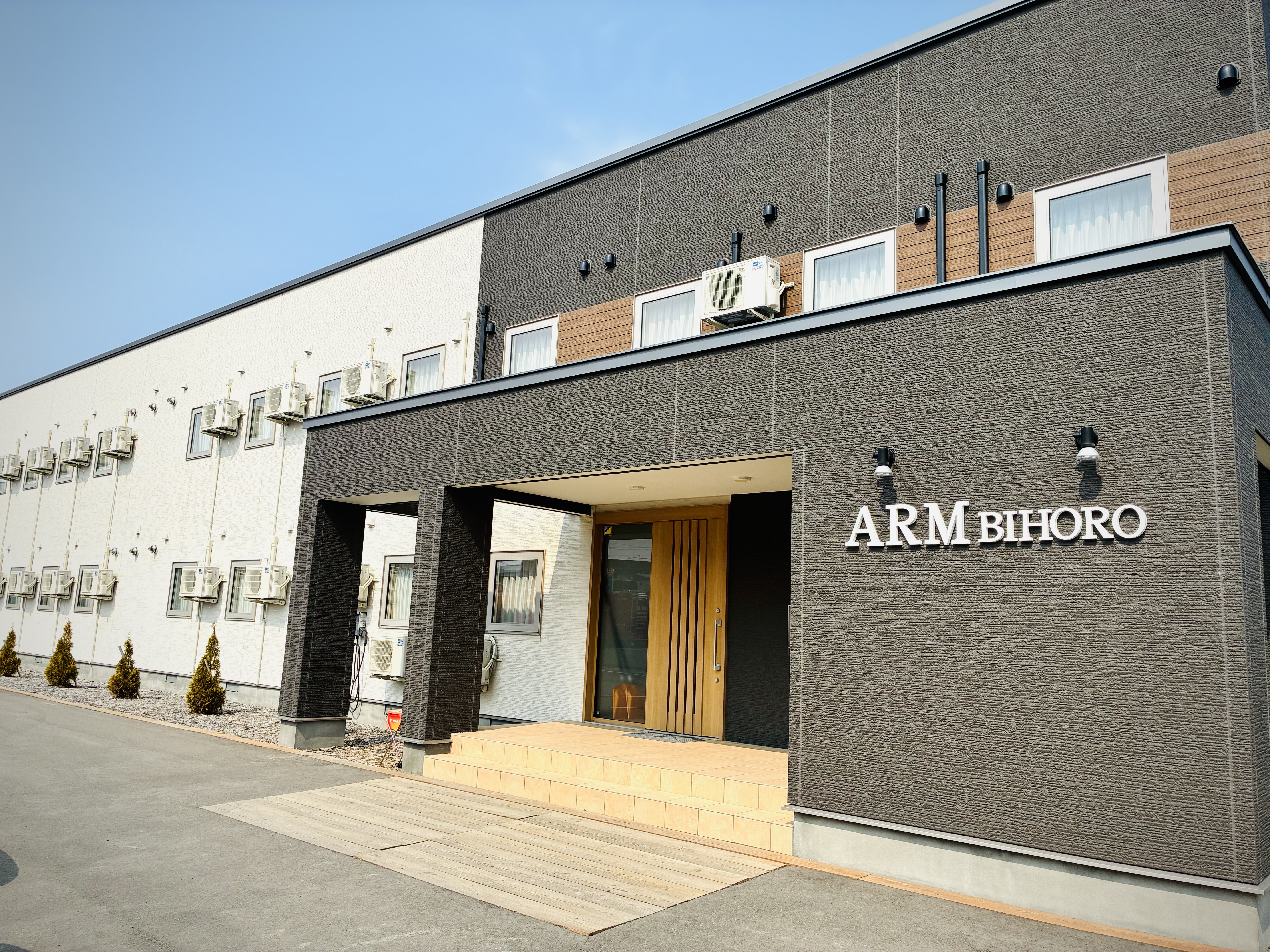 フロントがある本館玄関前