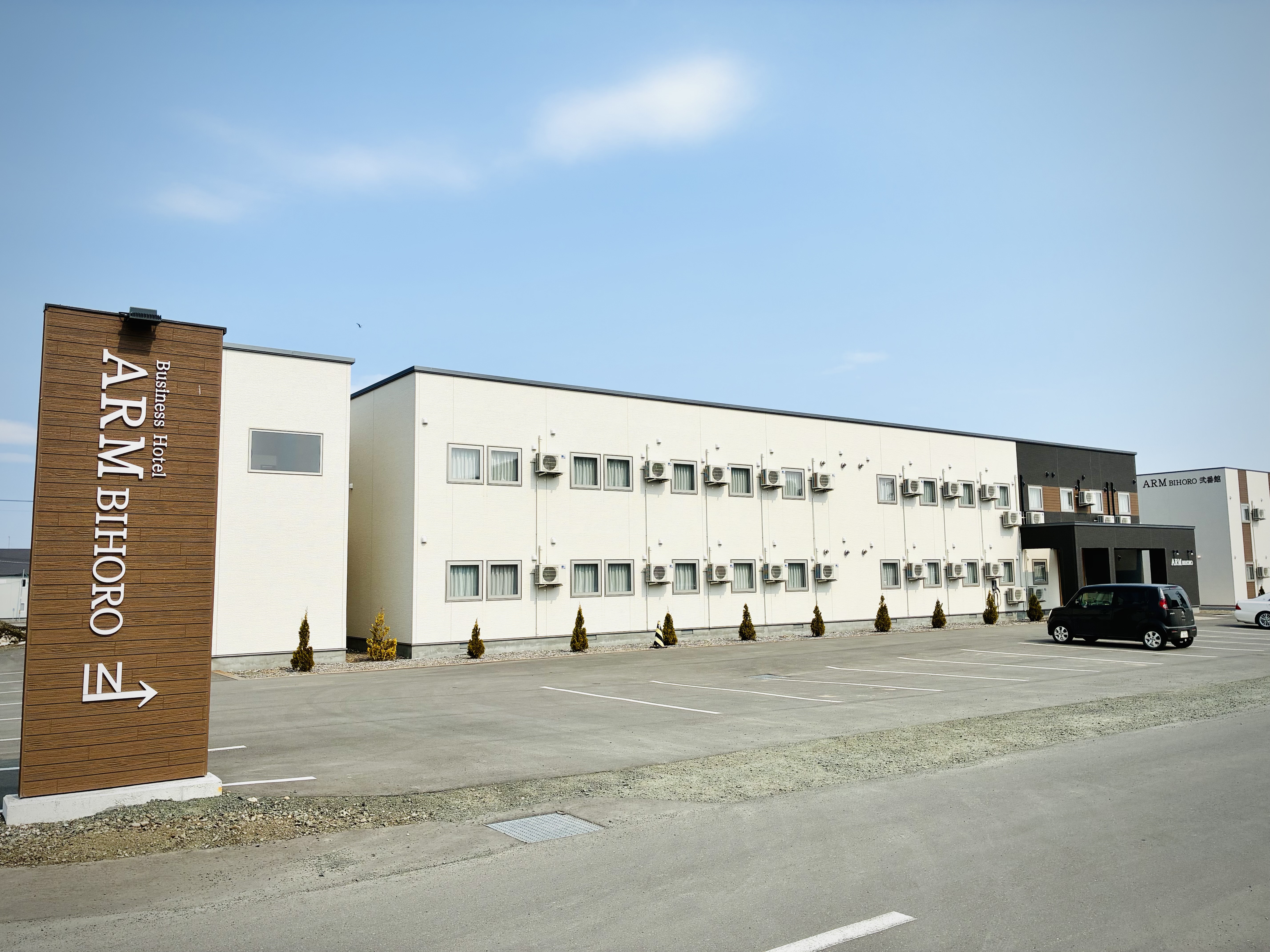 ホテルの本館と駐車場の全景になります。