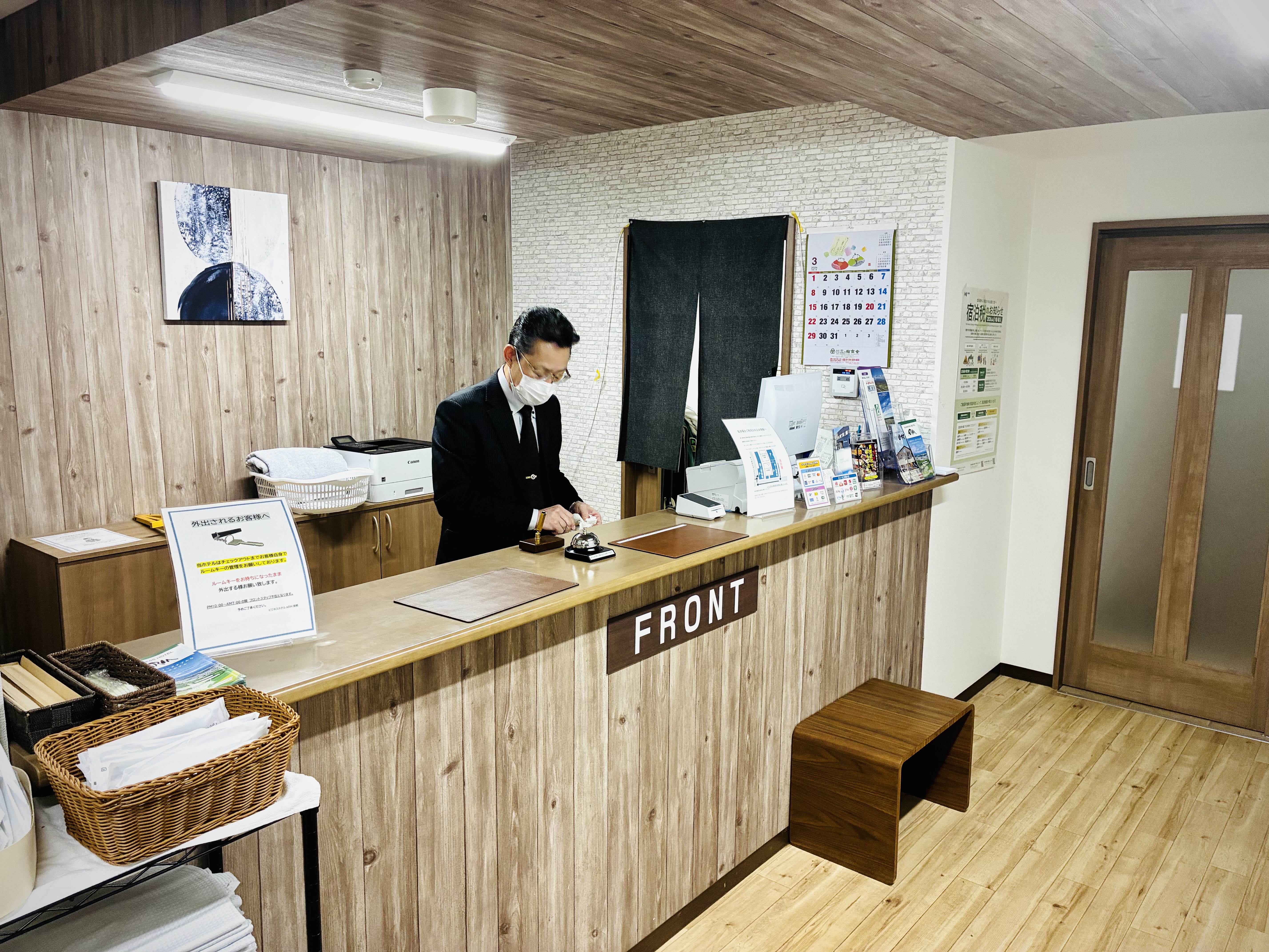 本館フロント、隣には自販機、無料ランドリー、アメニティバイキングがあります。