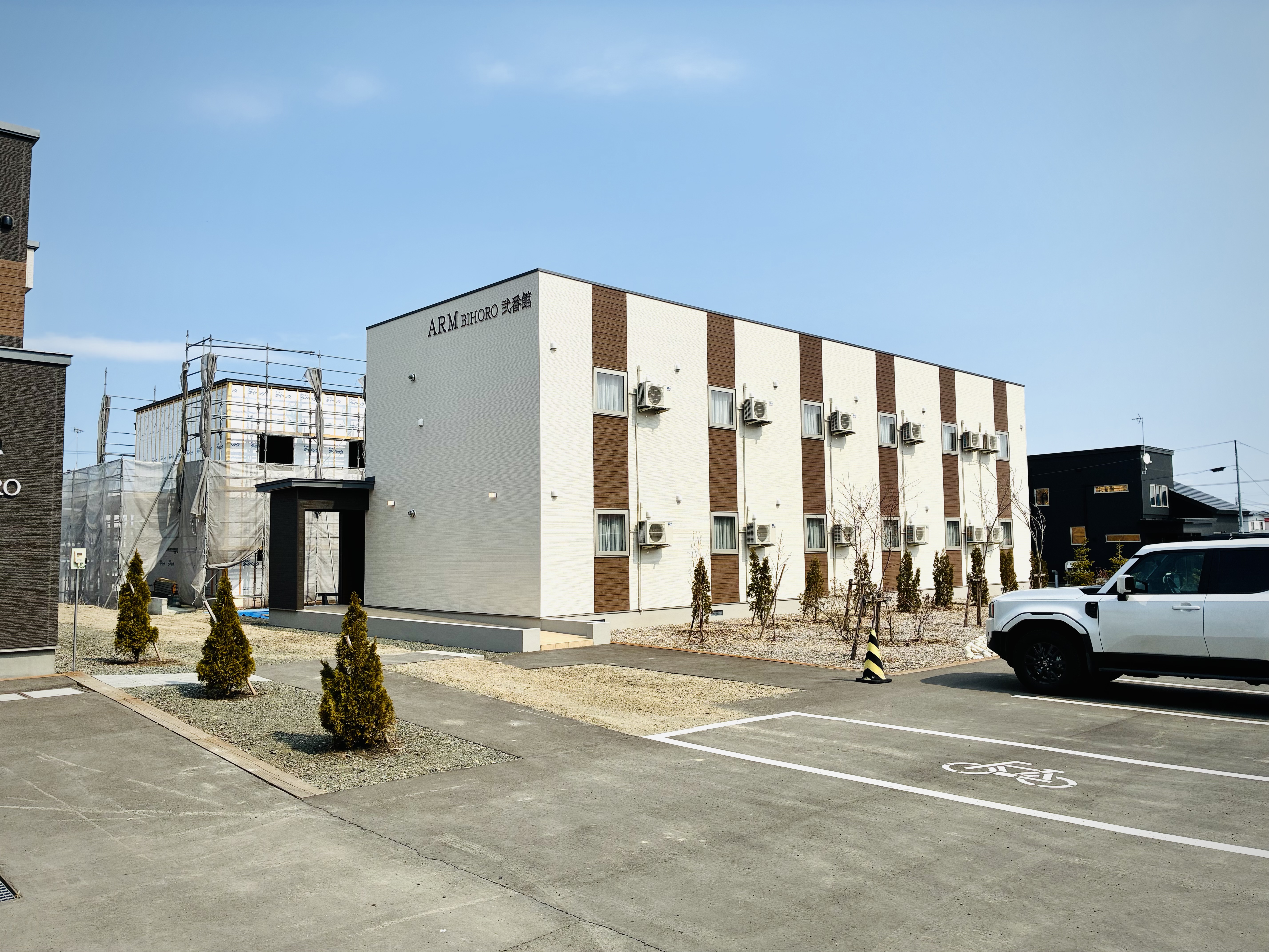 弐番館入口側全景