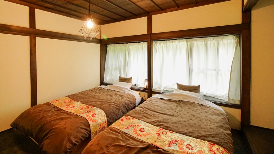 ・【寝室１】ベッドの横には机や扇風機も設置しており、快適にお過ごしいただけます