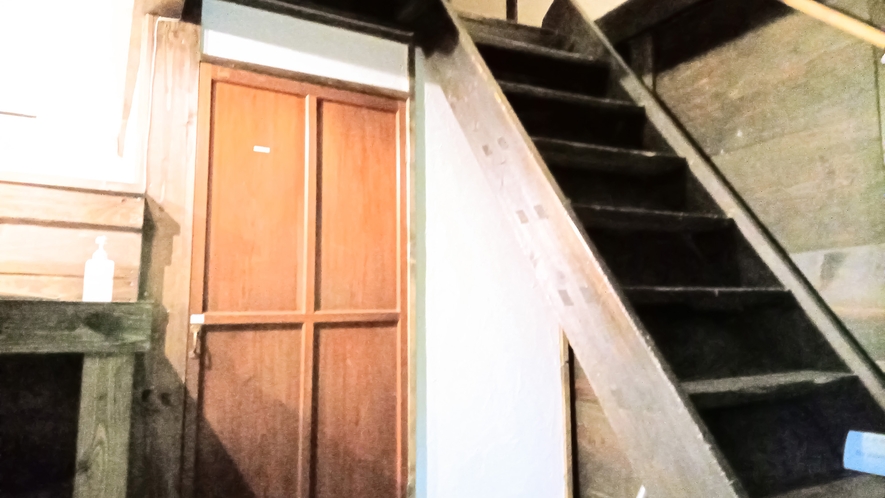 ・【階段】古民家ならではの味のある階段。ノスタルジーな空間に時間を忘れてしまいます