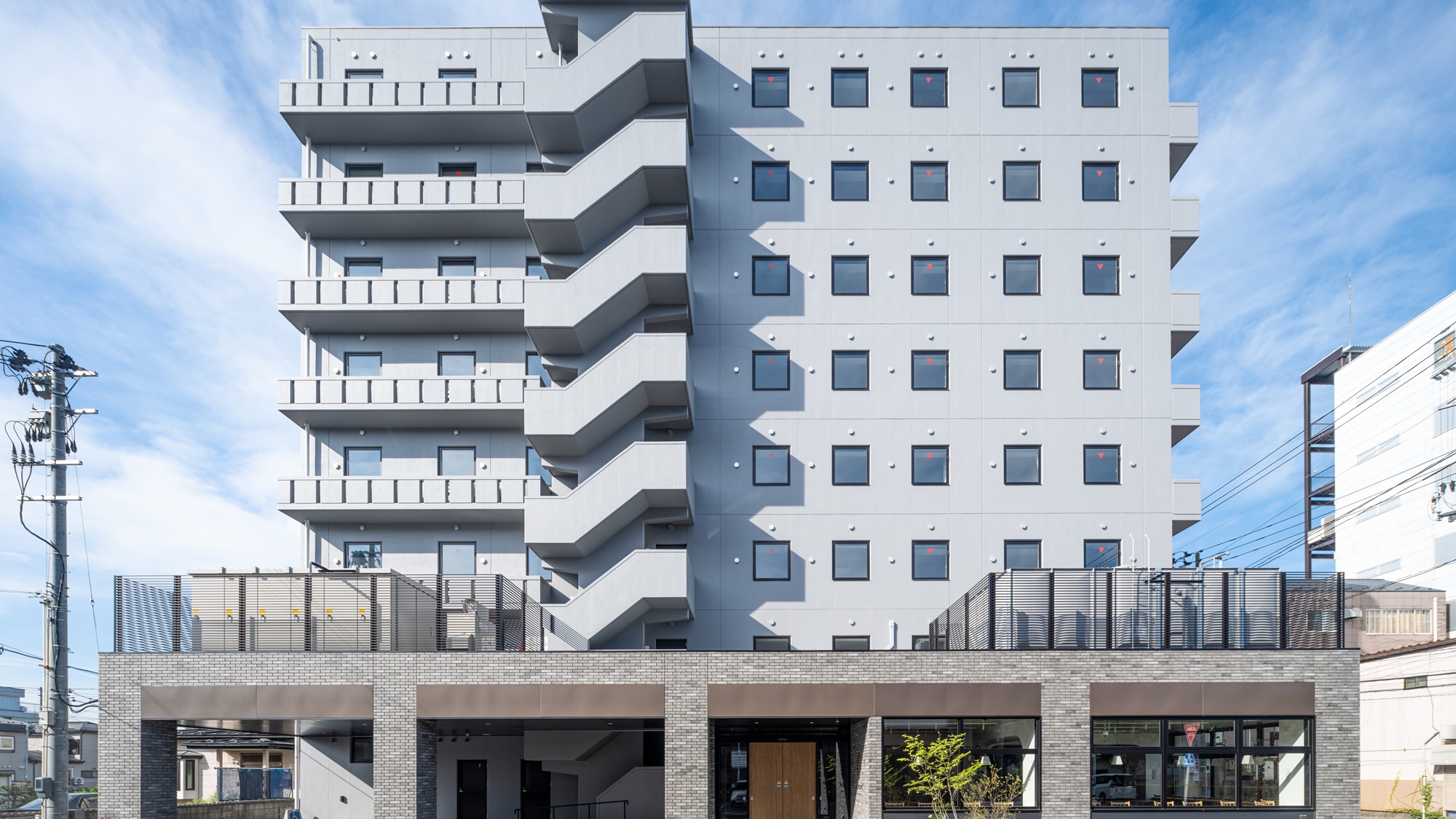 恵まれた自然環境と国際色あふれる三沢市の中心部。周辺に各種飲食店も多数ございます