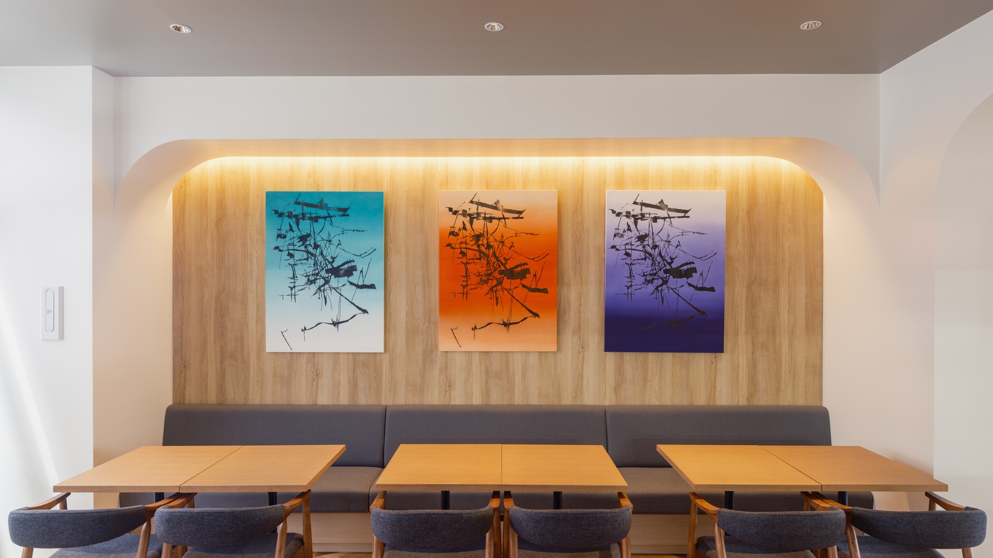 【五感の愉しみ】アート作品／朝食会場。朝のひととき、心にも栄養を