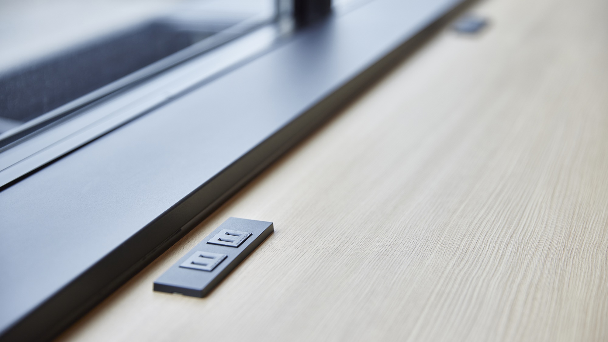 ロビーラウンジのカウンターにはコンセント有