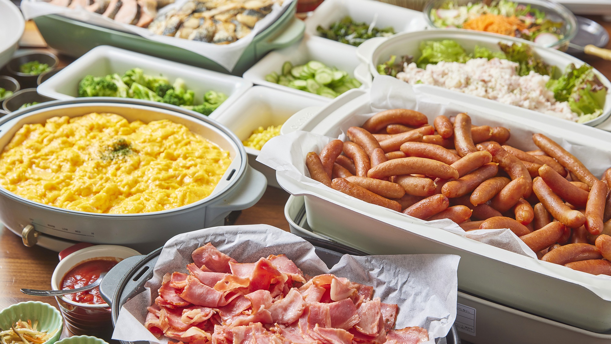 【約50種の朝食ブッフェ】ドリンクバー付き（料理一例。 5:30～10:00）