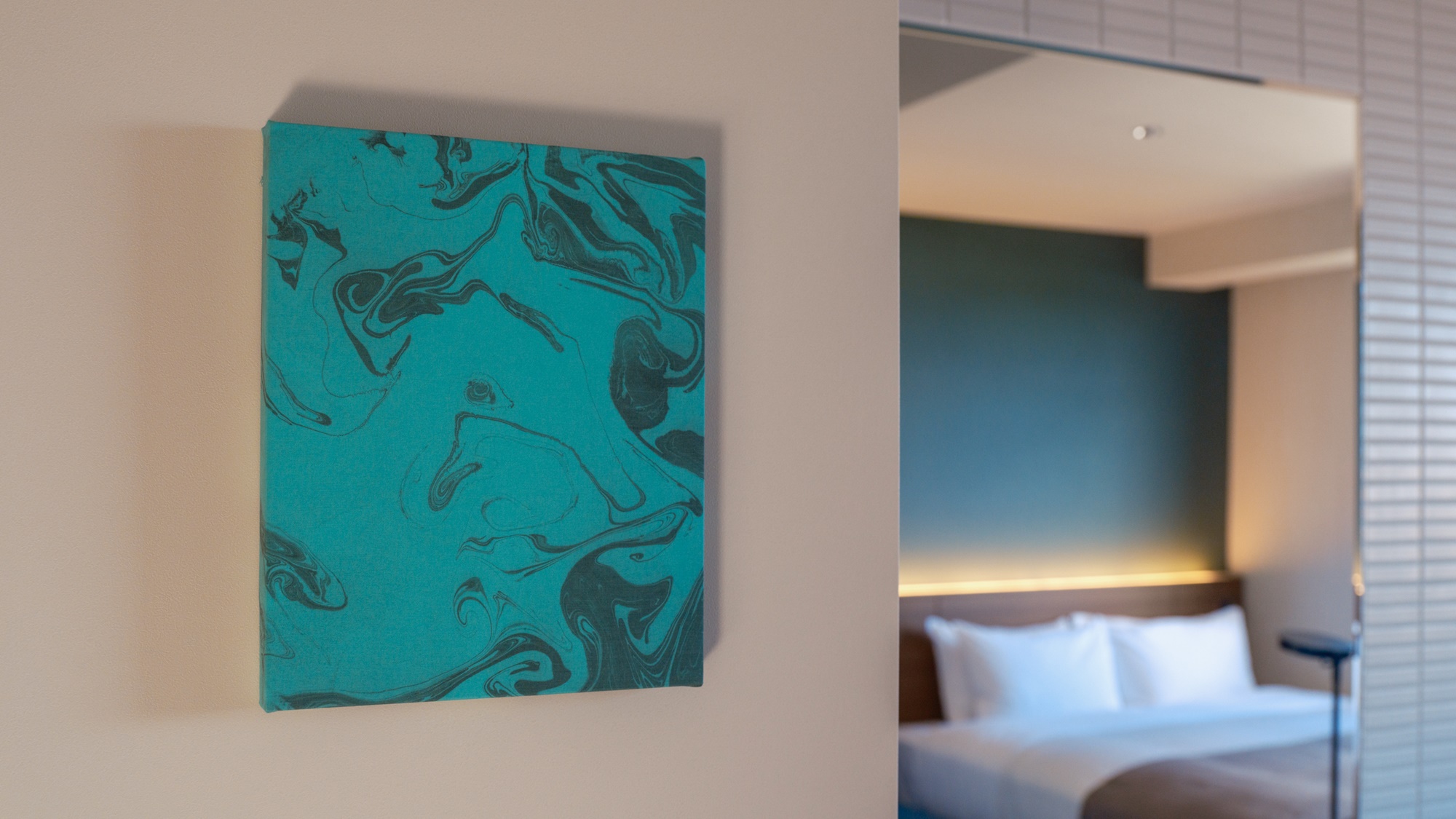 【五感の愉しみ】アート作品　Concept昼の客室にございます。